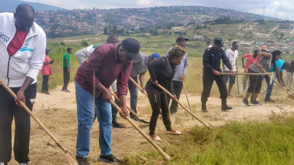 Kinyinya_Sector's tweet photo. @Kinyinya_Sector mu Midugudu yose  habaye #Umuganda usoza ukwezi kwa Gicurasi 2026. 
Ibikorwa byibanzweho:

●Gusibura imiyoboro y’amazi
●Gukora no gusibura  uduhanda tw'Utugenderano
●Gukora Umurima w'igikoni
●Gutema ibihuru(1)@Gasabo_District
@CityofKigali https://t.co/ztCFEqbw83