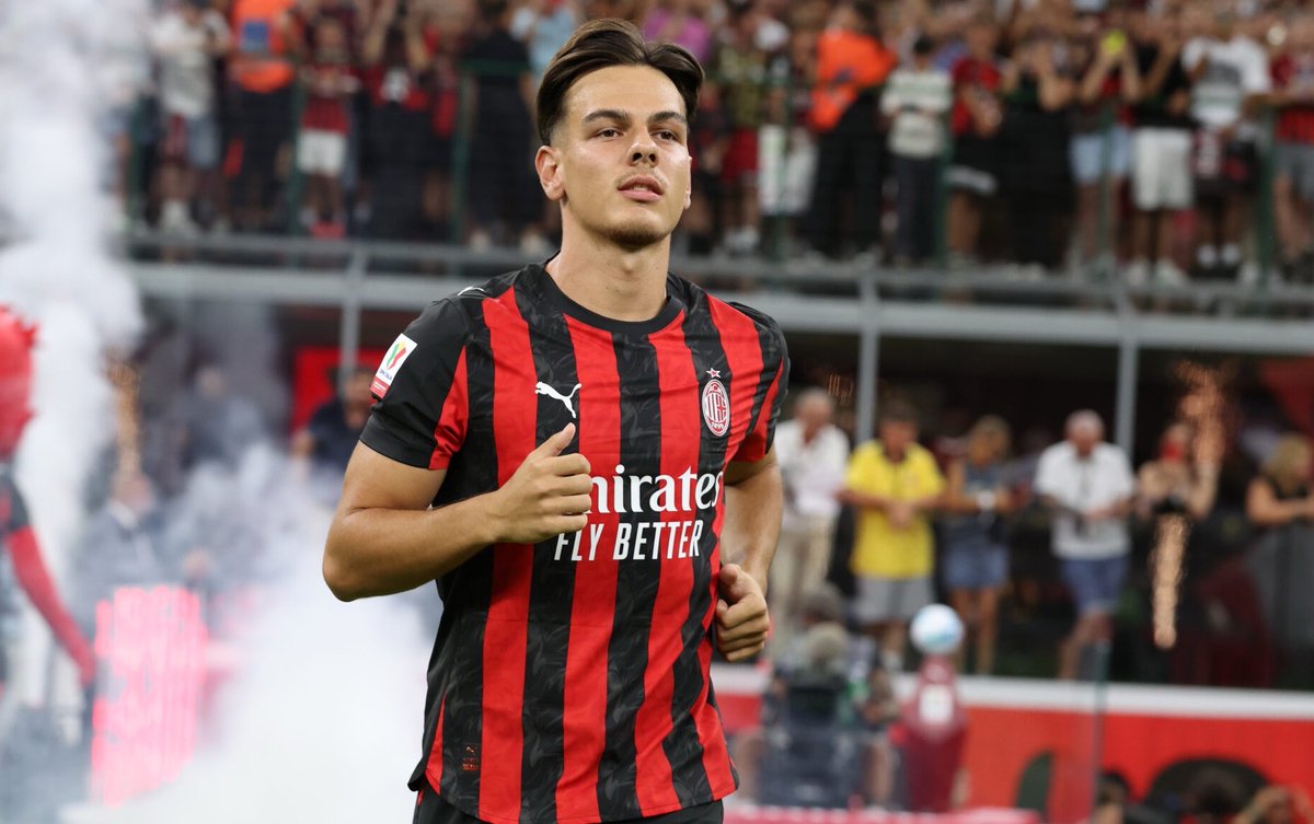 AlessioSbarbat2's tweet photo. #Jashari aspetta l’#ACMilan. Il centrocampista considera i rossoneri la priorità, ma prima vuole capire quale sarà il nuovo assetto tecnico del club. Intanto crescono gli interessamenti: diverse squadre italiane e straniere hanno chiesto informazioni sul suo conto. https://t.co/Au7ZDSXTuo