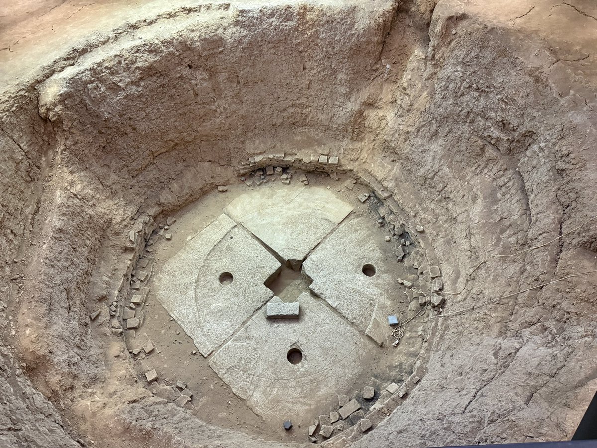 jianshuo's tweet photo. 我小时候只知道上学路过的这一片叫唐宫路，出产唐宫啤酒，后来那一片建起了明堂，是唐朝的权利最中心。我还以为是假古董，结果今天看到里面真的有一个十米直径的大坑，是一千年前明堂的中心柱。 https://t.co/K5qqrAtDXo