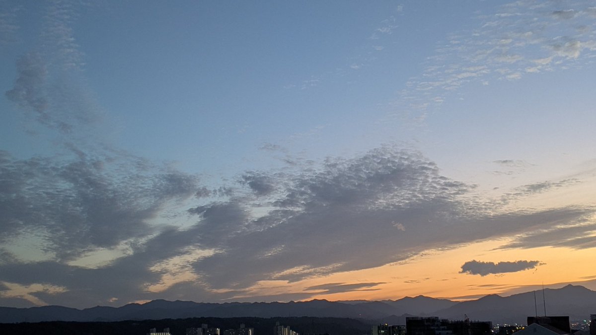 bicycle_echo's tweet photo. ここから5分くらいで夜になってしまった。今日は風の強い日。 https://t.co/Pp7JL0YLXw