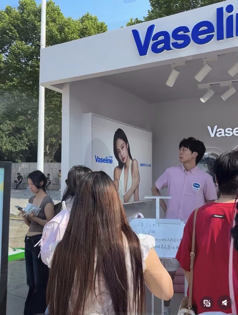 maibogs's tweet photo. Even Jennie's random Vaseline event in China, with no prior announcement whatsoever, had people lining up to participate. are you kidding me? the Chinese people love her so much 😭 https://t.co/3lcjbMTpT4
