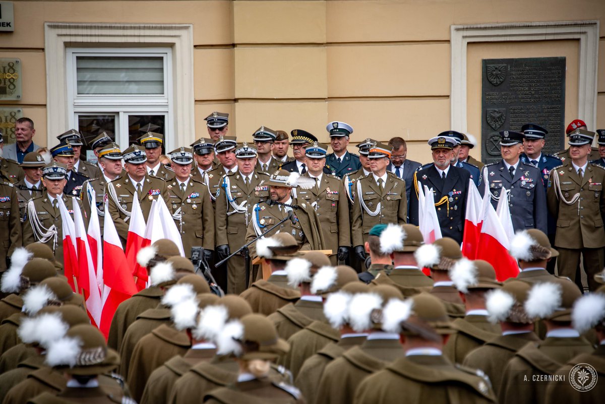 21_bsp's tweet photo. Święto #21BSP 🎉 na przemyskim rynku było doskonałą okazją do podsumowań. Nie zabrakło także „opierzania oficerów”, wyjątkowej tradycji, oznaczającej przyjęcie do podhalańskiej społeczności. 

Obchody zakończyła defilada pododdziałów. 

Dziękujemy za obecność! https://t.co/BaU5dKdxMs