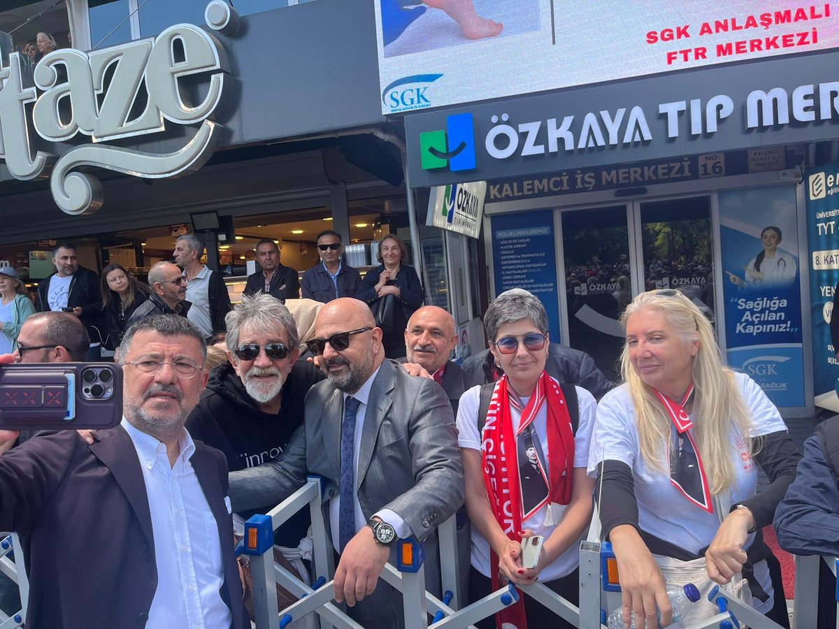 veliagbaba's tweet photo. Örgütümüzle, partililerimizle ve yurttaşlarımızla Güvenpark'tayız.

Genel Başkanımız Özgür Özel ile bayramlaşmaya hazırlanıyoruz.

Tüm yurttaşlarımızı coşkumuza ortak olmaya çağırıyoruz. https://t.co/OoOuqMwUMJ