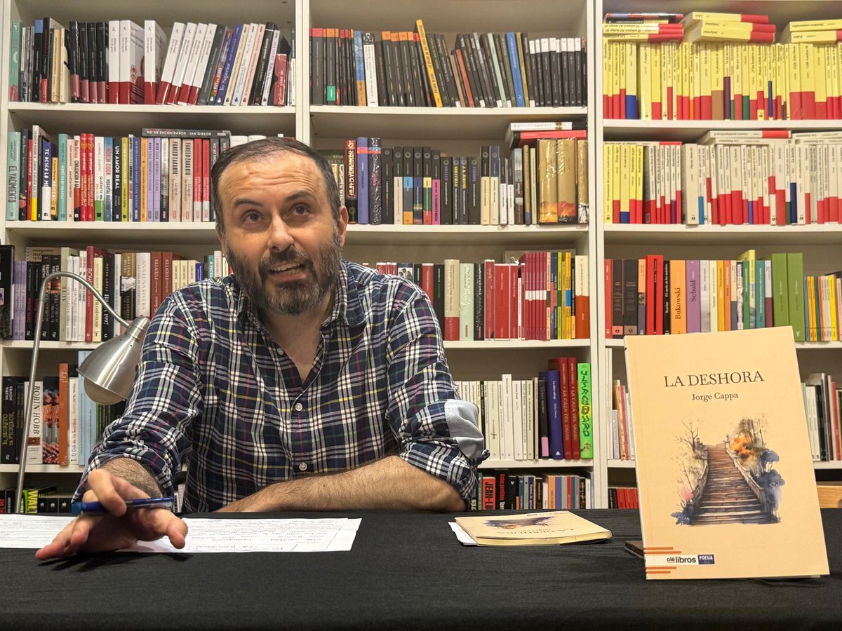 cappajorge's tweet photo. Contento tras haber tenido dos muy buenas actividades en Gijón.

El jueves hice una presentación de mi tercer libro de poesía, 'La deshora', en la librería La Buena Letra.

Ayer participé en una mesa redonda sobre fútbol dentro de un cinefórum organizado por la revista Ábaco. https://t.co/StaZJTsVTT