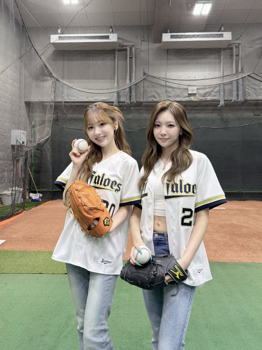 NiziU Mayuka and Miihi threw the ceremonial first pitch at Kyocera