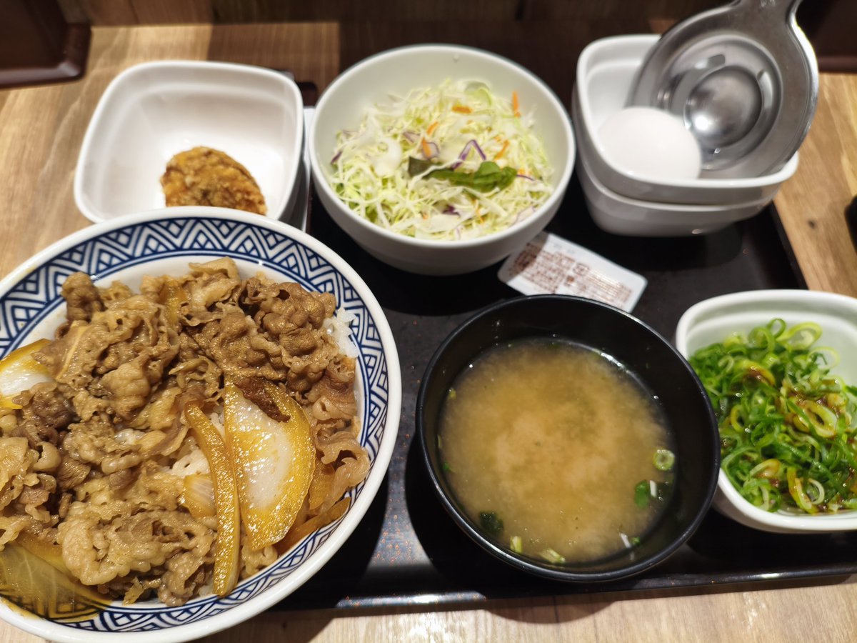 aninga01's tweet photo. 頭の大盛りは絶対名前負けしてるよね
普通のきたんだけどってなるおいらは吉牛シロート
#吉野家 https://t.co/9zwrsYsXDw
