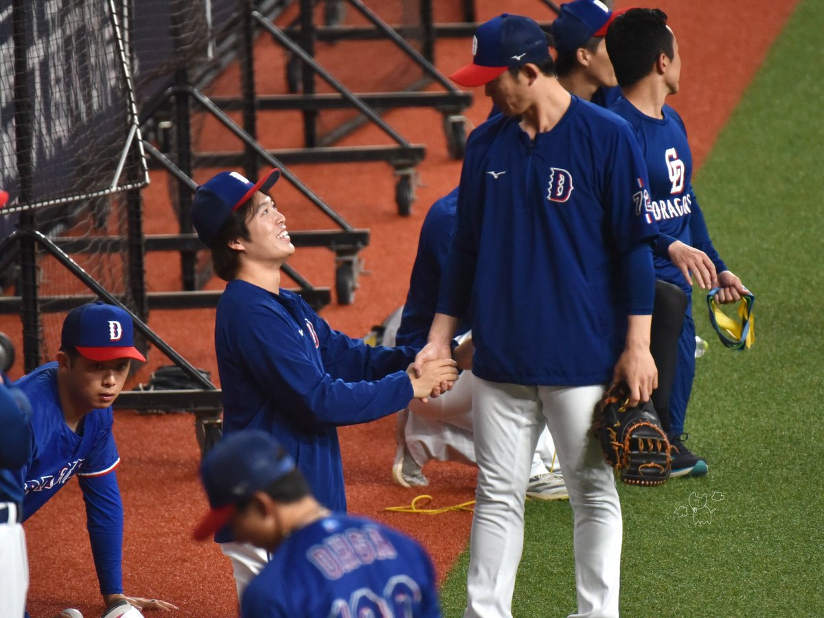 ngm_src's tweet photo. 大野コーチと握手したあとペタペタ触ってた
（こんなに可愛い子がいたらメロメロなる） https://t.co/SOeKhiETaV