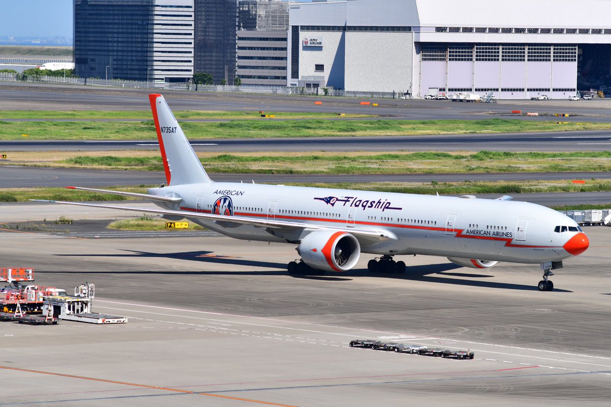 Ricky_GRJ76's tweet photo. 20260530
AA / AAL American Airlines
N735AT (B777-300ER) 
"Fragship Retro Livery"
羽田 HND/RJTT

先日のルフトハンザに続き、同じく今年100周年を迎えるアメリカン航空の記念特別塗装機。
Same as Lufthansa, American also launched special livery for their 100th Anniversary Livery. https://t.co/XXtxfskkt7