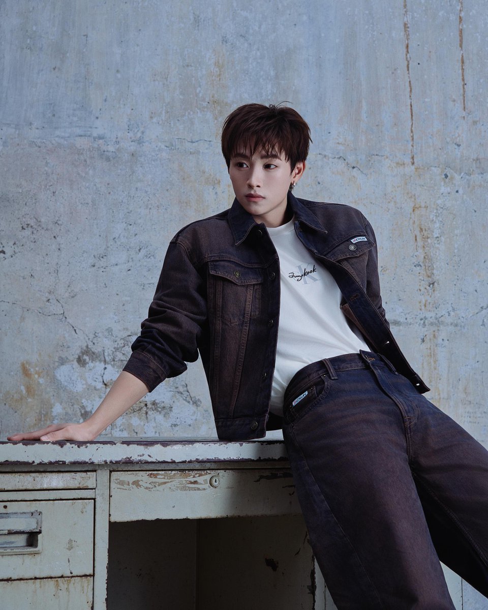 1BforJK's tweet photo. CONGB นักร้องชื่อดังชาวเวียดนาม 🇻🇳 สวมใส่ไอเทมจากคอลเลกชั่น CKJK ของ #จองกุก ตอกย้ำอิมแพคและความสำเร็จของการคอลแลปครั้งประวัติศาสตร์ “Jungkook for Calvin Klein” ที่ได้รับความนิยมอย่างล้นหลามทั่วโลก 🌍 

“รอไม่ไหวแล้วครับ ต้องโพสต์รูปเดี๋ยวนี้เลย! 
ผมชอบคอลเลกชั่น Calvin Klein x Jungkook มากจริงๆ เพราะทั้งมินิมอลและให้ไวบ์อิสระแบบสุดๆ!!! 🏍️🔥” 

CKJK 2026 COLLECTION 
JUNGKOOK FOR CALVIN KLEIN 
DESIGNER JUNGKOOK 
#CKJK #JUNGKOOKXCALVINKLEIN 
#JungkookForCalvinKlein 
#JUNGKOOK #정국