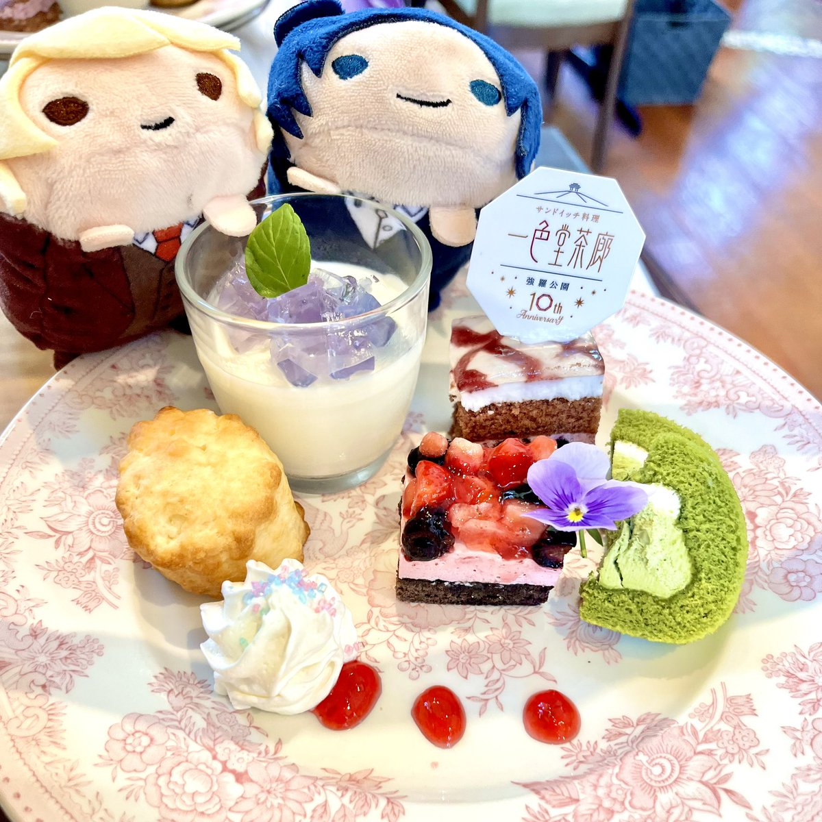 mlotnyan's tweet photo. 紫陽花アフヌン
ぬ「サンドイッチの🥩もスイーツも🍒🫖も美味しかった❣️」 https://t.co/p69ncf1Oe9