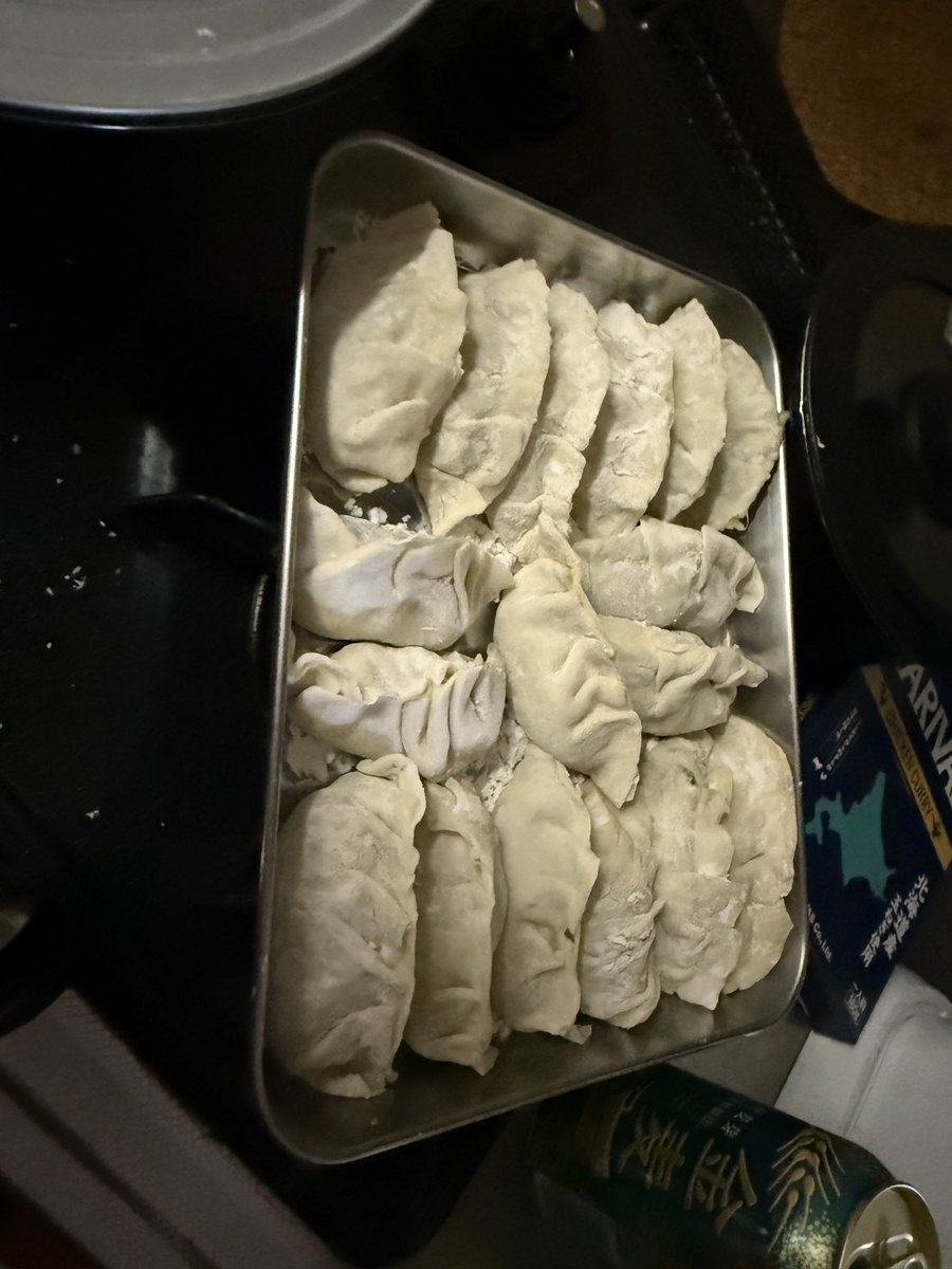 TomoFD2's tweet photo. なーんとなく手作りで餃子を作りたいってなって本気で作ったら味も見た目もクオリティ高い餃子できた🤣🤣🤣
もちろん皮も手作り😗 https://t.co/JRkBz0XPPD