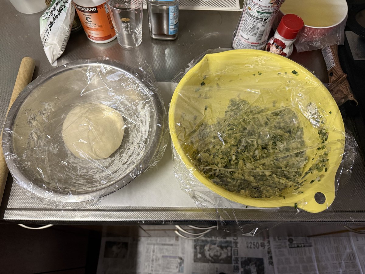 TomoFD2's tweet photo. なーんとなく手作りで餃子を作りたいってなって本気で作ったら味も見た目もクオリティ高い餃子できた🤣🤣🤣
もちろん皮も手作り😗 https://t.co/JRkBz0XPPD