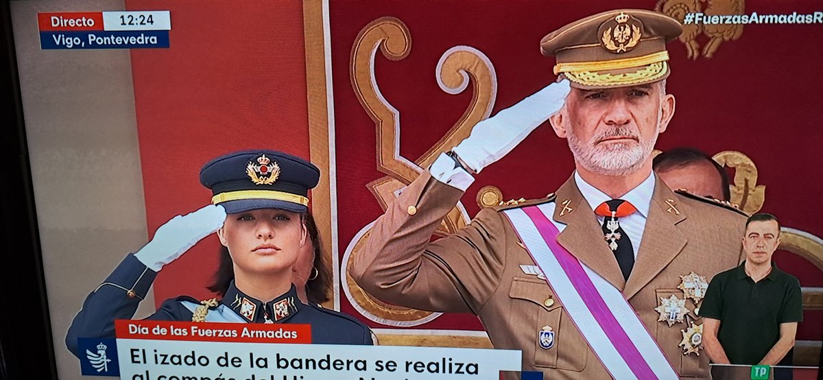 isaimarivent's tweet photo. #DíaDeLasFuerzasArmadas 🇪🇸
Un dispositivo del mástil ha fallado y se ha desprendido la bandera de #España mientras ésta se izaba

S.M. el rey ha ordenado q la bandera de España de Casa Real presida el desfile

Tb se ha cancelado desfile aéreo

¡¡¡¡VIVA ESPAÑA!!!!
🇪🇸🇪🇸🇪🇸🇪🇸🇪🇸🇪🇸🇪🇸 https://t.co/wLvM3AilhF