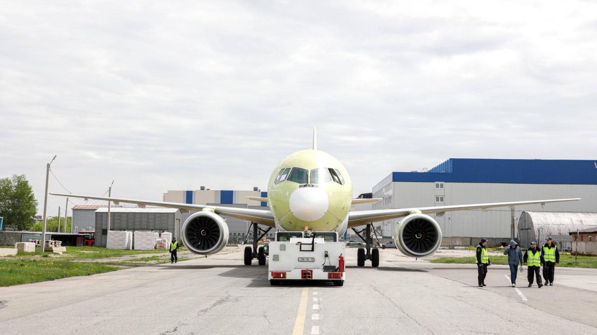 Fahadnaimb's tweet photo. Russian aviation! 🇷🇺 The first serial import-substituted MS-21-310 just rolled out of the final assembly shop at Irkutsk Aviation Plant and headed straight to the flight-test guys.
They're doing full system checks now, practicing handover procedures, and getting ready for real customer deliveries once certification wraps up. Plant director Andrey Soynov says they're cranking up the pace on these fully Russian-component jets (PD-14 engines and all) while freeing up space for the next one in line. Goal? Ramp up to 36 planes a year eventually.
This thing's a medium-haul carrying 163-211 passengers, designed to replace older airliners and boost domestic fleets amid sanctions. Pretty impressive how far the import-sub program has come.