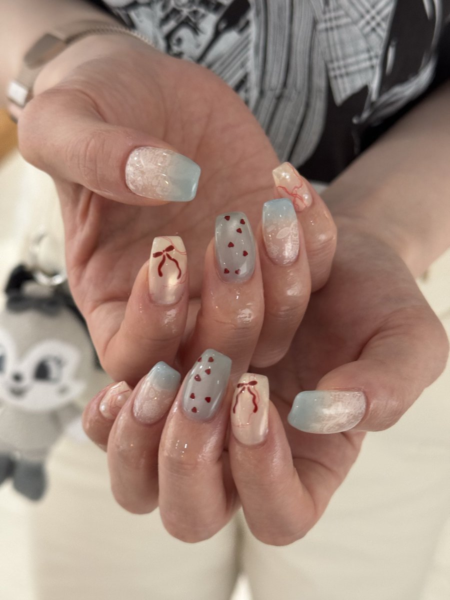 a_an0123's tweet photo. めいめいのサイン会参加してきた✨
顔小さすぎて可愛すぎた🥰
アンパンマンのネイル褒めてくれて嬉しかった、、
そのあとめいめいカラーのネイルへ💅 https://t.co/SWYbNy87xT