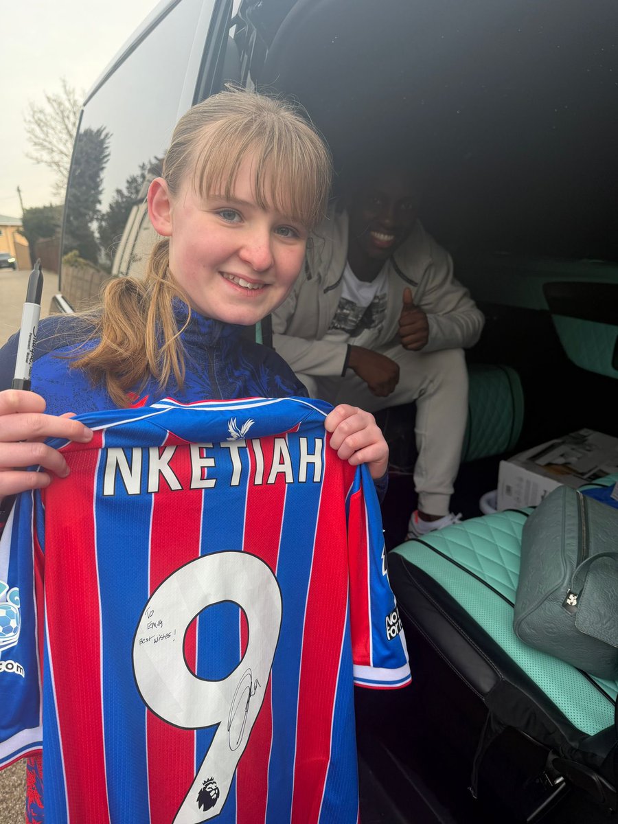 EmilyHunt_9's tweet photo. Happy birthday @EddieNketiah9  from your NO1 fan ❤️💙❤️💙 https://t.co/Yu3NoYYFBP