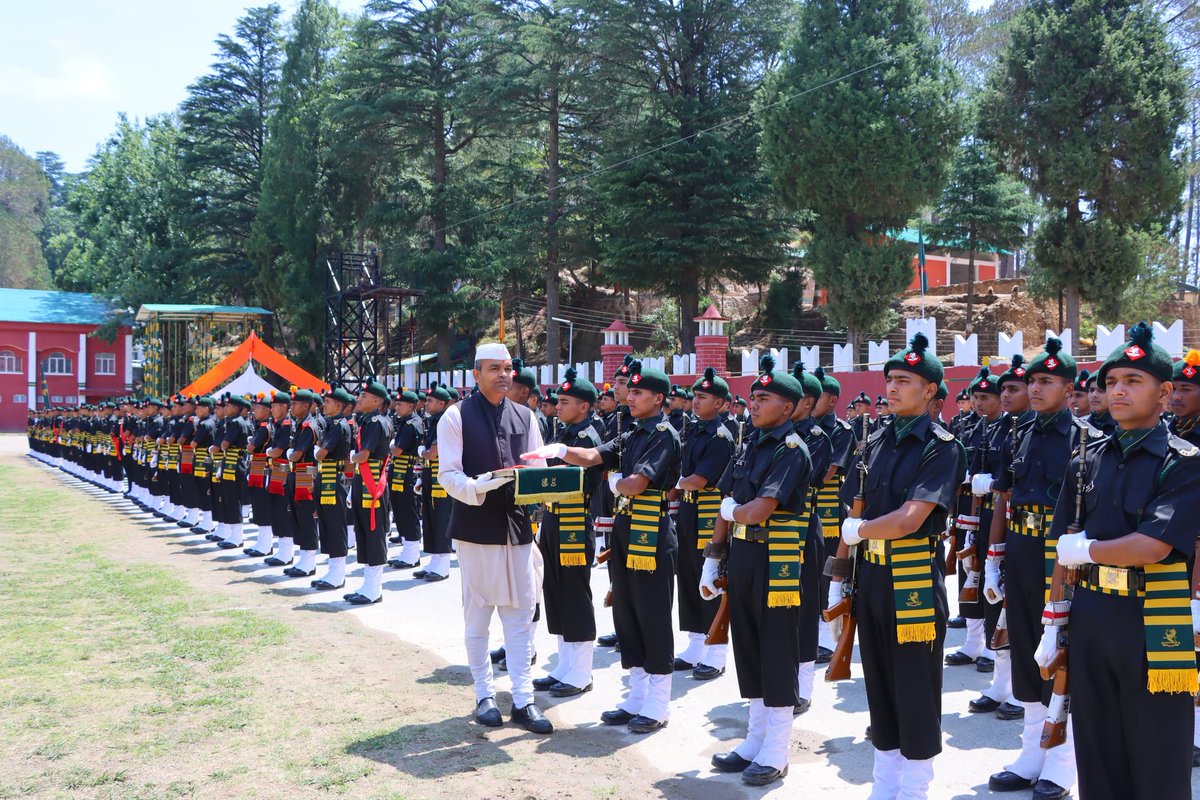 PRODefDehradun's tweet photo. Passing Out Parade – #KumaonRegimentalCentre
1170 #Agniveers of the Seventh Batch took oath to serve the nation as they crossed the #AntimPag at Kumaon Regimental Centre, Ranikhet, marching proudly on regimental tunes.
Brig Vijayant Mahadik, Commandant, KRC reviewed the parade and complimented the immaculate drill, turnout and military bearing displayed by the young soldiers.
Proud parents, honoured with the prestigious Gaurav Padak, witnessed their sons transform into disciplined soldiers of the #IndianArmy.
#Agnipath #NationFirst #IndianArmy #POP
@adgpi
@HQ_IDS_India
@LtGenGurmit
@DefenceMinIndia
@SpokespersonMoD
@suryacommand
@artrac_ia