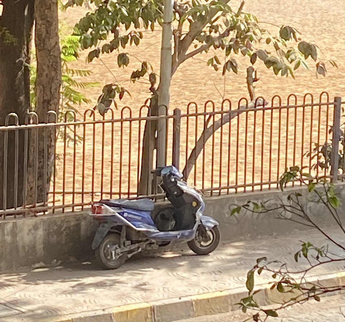 _sinnamin's tweet photo. Hello @MTPHereToHelp ! The owner of this bike has come to Supari Talao Maidan to play cricket and has parked on the pavement. Please fine him and remove the bike. Location is Mt Carmel’s Road, Bandra West. Thank you! https://t.co/1SPu588kqn