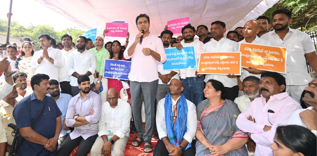 BRSparty's tweet photo. కాంగ్రెస్‌ను బొంద పెట్టడానికి ప్రజలు సిద్ధంగా ఉన్నారు 

- ఇందిరా పార్కు వద్ద జరిగిన ఎస్సీ, ఎస్టీ, బీసీ, మైనార్టీ కాంట్రాక్టర్స్ అసోసియేషన్ (JAC) ఆధ్వర్యంలో ఏర్పాటు చేసిన  మహాధర్నాలో బీఆర్ఎస్ వర్కింగ్ ప్రెసిడెంట్ @KTRBRS 

♦️చిన్న కాంట్రాక్టర్లకి ఇచ్చిన నిధులు, టెండర్లపై శ్వేతపత్రం కోసం డిమాండ్

♦️చిన్న కాంట్రాక్టర్లను రోడ్లపైకి తెచ్చిన ఈ జీవో 17 రద్దయ్యే వరకు, బడుగు బలహీన వర్గాలకు కాంట్రాక్టులు దక్కే వరకు పోరాటం ఆపేది లేదని కేటీఆర్ స్పష్టం చేశారు.

♦️రేవంత్ రెడ్డి ఒక 'రెన్యూవల్ సీఎం' మాత్రమే

♦️2028లో మన ప్రభుత్వమే వస్తుంది - 50 వేల మందిని కాంట్రాక్టర్లుగా తీర్చిదిద్దుతాం

ఇందిరాపార్కు వద్ద ఎస్సీ, ఎస్టీ, బీసీ, మైనార్టీ కాంట్రాక్టర్స్ అసోసియేషన్ (JAC) ఆధ్వర్యంలో ఏర్పాటు చేసిన మహాధర్నాలో బీఆర్ఎస్ వర్కింగ్ ప్రెసిడెంట్ కేటీఆర్ ముఖ్య అతిథిగా పాల్గొన్నారు. ఈ సందర్భంగా ఆయన కాంగ్రెస్ ప్రభుత్వంపై, ముఖ్యమంత్రి రేవంత్ రెడ్డిపై తీవ్రస్థాయిలో విమర్శలు గుప్పించారు. ఎన్నికలకు ముందు 13 డిక్లరేషన్లు, 6 గ్యారంటీలు, 420 హామీలతో మాయమాటలు చెప్పి గద్దెనెక్కిన కాంగ్రెస్.. అధికారం లోకి వచ్చాక అన్ని వర్గాలను నట్టేట ముంచిందని ధ్వజమెత్తారు.

కాంట్రాక్టుల్లో రిజర్వేషన్లు ఇస్తామని దగా చేసిన కాంగ్రెస్

ఎన్నికల ముందు చేవెళ్ల, కామారెడ్డి డిక్లరేషన్ల పేరుతో ప్రభుత్వ కాంట్రాక్టులలో ఎస్సీలకు 18 శాతం, ఎస్టీలకు 12 శాతం, బీసీలకు 42 శాతం (మొత్తం 72 శాతం) రిజర్వేషన్లు ఇస్తామని నమ్మబలికారని కేటీఆర్ గుర్తు చేశారు. కానీ అధికారం లోకి వచ్చాక 72 శాతం కాదు గదా, 72 పైసలు కూడా ఈ వర్గాలకు ఇవ్వకుండా అడ్డగోలు జీవోలను తెచ్చారని మండిపడ్డారు. చివరికి గురుకుల పాఠశాలల్లో స్థానిక చిన్న కాంట్రాక్టర్లు సరఫరా చేసే కూరగాయలు, చికెన్, పాలు, బ్రెడ్ వంటి వాటిని కూడా దక్కకుండా చేస్తూ 'జీవో నెం.17' (GO 17) తీసుకువచ్చి, ఆ టెండర్లను పెద్ద కార్పొరేట్ సంస్థలకు కట్టబెట్టేందుకు కుట్ర చేస్తున్నారని ఆరోపించారు. చిన్న కాంట్రాక్టర్లను రోడ్లపైకి తెచ్చిన ఈ జీవో 17 రద్దయ్యే వరకు, బడుగు బలహీన వర్గాలకు కాంట్రాక్టులు దక్కే వరకు పోరాటం ఆపేది లేదని కేటీఆర్ స్పష్టం చేశారు.

చిన్న కాంట్రాక్టర్లకి ఇచ్చిన నిధులు, టెండర్లపై శ్వేతపత్రం కోసం డిమాండ్

ఇవాళ రాష్ట్రంలో కాంట్రాక్టులు కేవలం ఇద్దరికే దక్కుతున్నాయని, రేవంత్ రెడ్డి బామ్మర్దికి, మంత్రి పొంగులేటి శ్రీనివాస్ రెడ్డి కొడుకుకే అన్ని కాంట్రాక్టులు ఇస్తున్నారని కేటీఆర్ ఆరోపించారు. సొంత నియోజకవర్గం కొడంగల్ - నారాయణ పేట ఎత్తిపోతల పథకానికి సంబంధించిన రూ.4 వేల కోట్ల కాంట్రాక్టును తన అనుయాయులకే ఇచ్చుకున్నారని విమర్శించారు. కాంగ్రెస్ పాలనలో కేవలం వాళ్ల బంధువులకే కాకుండా, బీజేపీ ఎంపీ సీఎం రమేష్‌కు రూ.1300 కోట్ల కాంట్రాక్టులు ఇస్తున్నారని సంచలన వ్యాఖ్యలు చేశారు. రేవంత్ రెడ్డి ఇప్పటివరకు రూ.4 లక్షల కోట్ల అప్పు చేశారని, అందులో రూ.4 అయినా ఎస్సీ, ఎస్టీ, బీసీ కాంట్రాక్టర్లకు ఇచ్చారా అని ప్రశ్నించారు. చిన్న కాంట్రాక్టర్లకు విడుదల చేసిన నిధులు మరియు చేసిన అప్పులపై శ్వేతపత్రం విడుదల చేసే దమ్ము రేవంత్ సర్కార్‌కు ఉందా అని కేటీఆర్ డిమాండ్ చేశారు.

రేవంత్ రెడ్డి ఒక 'రెన్యూవల్ సీఎం' మాత్రమే

ముఖ్యమంత్రి రేవంత్ రెడ్డి పేమెంట్ కోటాలో గద్దెనెక్కారని, ఆయన ఒక రెగ్యులర్ సీఎం కాదని, కేవలం 'రెన్యూవల్ సీఎం' (Renewal CM) అని కేటీఆర్ ఎద్దేవా చేశారు. ఢిల్లీ కాంగ్రెస్ హైకమాండ్‌కు నెలనెలా కప్పం (డబ్బులు) పంపి తన కుర్చీని కాపాడుకుంటున్నారని, ఢిల్లీకి బ్యాగులు మోసుకుంటూ పోయినన్ని రోజులు మాత్రమే ఆయన ఉద్యోగం ఉంటుందని వ్యాఖ్యానించారు. తెలంగాణా బడుగుల‌కు తీవ్ర అన్యాయం జరుగుతున్నా ఢిల్లీ హైకమాండ్ మౌనంగా ఉండటానికి ఇదే కారణమన్నారు. ఈ ద్రోహానికి రేవంత్ రెడ్డితో పాటు రాహుల్ గాంధీని, మల్లికార్జున ఖర్గేని కూడా నిలదీయాలని పిలుపునిచ్చారు.

కేసీఆర్ హయాంలో సంపద సృష్టి - అద్భుత ప్రగతి

గత బీఆర్ఎస్ ప్రభుత్వంలో కేసీఆర్ గారు 'సంపద సృష్టించాలి-పేదలకు పంచాలి' అనే దృక్పథంతో పనిచేశారన్నారు. నాడు చిన్న చిన్న కాంట్రాక్టర్లను ఆదుకుని గౌరవంగా నిలబెట్టారని గుర్తు చేశారు. కేసీఆర్ అప్పులు చేసి 1000కి పైగా గురుకులాలు కట్టించి, 6.50 లక్షల మంది బడుగు విద్యార్థులకు ఒక్కొక్కరిపై రూ.1.20 లక్షల నుండి రూ.1.25 లక్షల వరకు ఖర్చు పెట్టి కార్పొరేట్ స్థాయి ఉచిత విద్య, బూట్లు, బట్టలు, నాణ్యమైన భోజనం అందించారని పేర్కొన్నారు. అప్పులతోనే కాళేశ్వరం ప్రాజెక్టు కట్టారని, జిల్లాకో మెడికల్ కాలేజీ, నర్సింగ్ కాలేజీ తెచ్చారని, 24 గంటల కరెంట్, కేసీఆర్ కిట్, 15 లక్షల మంది ఆడబిడ్డలకు మేనమామ కట్నంగా కల్యాణలక్ష్మి కింద ఆర్థిక సాయం అందించారని తెలిపారు. రైతులకు రూ.72 వేల కోట్ల రైతుబంధు సాయాన్ని నేరుగా ఖాతాల్లో వేశారని గుర్తు చేశారు. ముఖం బాగాలేక అద్దం పగులగొట్టుకున్న చందంగా.. తాము చేతగాక కేసీఆర్ అప్పులు చేశాడని రేవంత్ రెడ్డి అవాకులు చవాకులు పేలుతున్నాడని మండిపడ్డారు. హద్దుమీరి మాట్లాడితే ఊరుకునేది లేదని, "తెలంగాణ తెచ్చిన మగోడు, మొనగాడు కేసీఆర్" అని కేటీఆర్ గర్వంగా ప్రకటించారు.

2028లో మన ప్రభుత్వమే వస్తుంది - 50 వేల మందిని కాంట్రాక్టర్లుగా తీర్చిదిద్దుతాం

రాష్ట్రంలో మక్కలు, వడ్లు కొనుగోలు కాక రైతులు తీవ్ర ఆగ్రహంతో ఉన్నారని, ఇవాళ ఏ ఒక్క ఊరికైనా కాంగ్రెస్ వాళ్లు వెళ్లే ధైర్యం ఉందా అని కేటీఆర్ ప్రశ్నించారు. ఎలక్షన్లు ఎప్పుడు వస్తాయా, ఈ కాంగ్రెస్ ప్రభుత్వానికి కర్రుకాల్చి వాతపెట్టి, బొంద పెట్టాలని ప్రజలు ఎదురుచూస్తున్నారని పేర్కొన్నారు. మైనర్ బాలికకు అన్యాయం జరిగితే ఆర్ఎస్ ప్రవీణ్ కుమార్ గారు వదిలిపెట్టకుండా ఎట్లా పోరాడారో, బడుగుల సమస్యలపై కూడా అలాగే పోరాడతామన్నారు. బడుగు వర్గాల సమస్యలపై అధికారులకు, మంత్రులకు వినతిపత్రాలు ఇవ్వాలని, ఒకవేళ వాళ్ళు వినకపోతే భవిష్యత్తులో జంతర్ మంతర్ లేదా ఢిల్లీ వేదికగానైనా పోరాడుతామన్నారు. 2028లో తప్పకుండా మళ్లీ బీఆర్ఎస్ ప్రభుత్వమే వస్తుందని, నాడు 10 వేల మంది కాదు, దాదాపు 50 వేల మంది బడుగు, బలహీన వర్గాల యువకులను కాంట్రాక్టర్లుగా తీర్చిదిద్దే బాధ్యతను కేసీఆర్ గారు తీసుకుంటారని కేటీఆర్ అభయమిచ్చారు.
