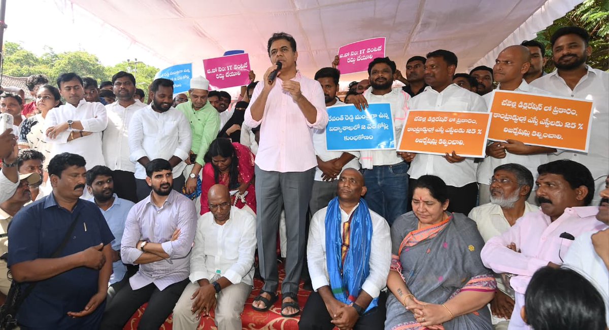 BRSparty's tweet photo. కాంగ్రెస్‌ను బొంద పెట్టడానికి ప్రజలు సిద్ధంగా ఉన్నారు 

- ఇందిరా పార్కు వద్ద జరిగిన ఎస్సీ, ఎస్టీ, బీసీ, మైనార్టీ కాంట్రాక్టర్స్ అసోసియేషన్ (JAC) ఆధ్వర్యంలో ఏర్పాటు చేసిన  మహాధర్నాలో బీఆర్ఎస్ వర్కింగ్ ప్రెసిడెంట్ @KTRBRS 

♦️చిన్న కాంట్రాక్టర్లకి ఇచ్చిన నిధులు, టెండర్లపై శ్వేతపత్రం కోసం డిమాండ్

♦️చిన్న కాంట్రాక్టర్లను రోడ్లపైకి తెచ్చిన ఈ జీవో 17 రద్దయ్యే వరకు, బడుగు బలహీన వర్గాలకు కాంట్రాక్టులు దక్కే వరకు పోరాటం ఆపేది లేదని కేటీఆర్ స్పష్టం చేశారు.

♦️రేవంత్ రెడ్డి ఒక 'రెన్యూవల్ సీఎం' మాత్రమే

♦️2028లో మన ప్రభుత్వమే వస్తుంది - 50 వేల మందిని కాంట్రాక్టర్లుగా తీర్చిదిద్దుతాం

ఇందిరాపార్కు వద్ద ఎస్సీ, ఎస్టీ, బీసీ, మైనార్టీ కాంట్రాక్టర్స్ అసోసియేషన్ (JAC) ఆధ్వర్యంలో ఏర్పాటు చేసిన మహాధర్నాలో బీఆర్ఎస్ వర్కింగ్ ప్రెసిడెంట్ కేటీఆర్ ముఖ్య అతిథిగా పాల్గొన్నారు. ఈ సందర్భంగా ఆయన కాంగ్రెస్ ప్రభుత్వంపై, ముఖ్యమంత్రి రేవంత్ రెడ్డిపై తీవ్రస్థాయిలో విమర్శలు గుప్పించారు. ఎన్నికలకు ముందు 13 డిక్లరేషన్లు, 6 గ్యారంటీలు, 420 హామీలతో మాయమాటలు చెప్పి గద్దెనెక్కిన కాంగ్రెస్.. అధికారం లోకి వచ్చాక అన్ని వర్గాలను నట్టేట ముంచిందని ధ్వజమెత్తారు.

కాంట్రాక్టుల్లో రిజర్వేషన్లు ఇస్తామని దగా చేసిన కాంగ్రెస్

ఎన్నికల ముందు చేవెళ్ల, కామారెడ్డి డిక్లరేషన్ల పేరుతో ప్రభుత్వ కాంట్రాక్టులలో ఎస్సీలకు 18 శాతం, ఎస్టీలకు 12 శాతం, బీసీలకు 42 శాతం (మొత్తం 72 శాతం) రిజర్వేషన్లు ఇస్తామని నమ్మబలికారని కేటీఆర్ గుర్తు చేశారు. కానీ అధికారం లోకి వచ్చాక 72 శాతం కాదు గదా, 72 పైసలు కూడా ఈ వర్గాలకు ఇవ్వకుండా అడ్డగోలు జీవోలను తెచ్చారని మండిపడ్డారు. చివరికి గురుకుల పాఠశాలల్లో స్థానిక చిన్న కాంట్రాక్టర్లు సరఫరా చేసే కూరగాయలు, చికెన్, పాలు, బ్రెడ్ వంటి వాటిని కూడా దక్కకుండా చేస్తూ 'జీవో నెం.17' (GO 17) తీసుకువచ్చి, ఆ టెండర్లను పెద్ద కార్పొరేట్ సంస్థలకు కట్టబెట్టేందుకు కుట్ర చేస్తున్నారని ఆరోపించారు. చిన్న కాంట్రాక్టర్లను రోడ్లపైకి తెచ్చిన ఈ జీవో 17 రద్దయ్యే వరకు, బడుగు బలహీన వర్గాలకు కాంట్రాక్టులు దక్కే వరకు పోరాటం ఆపేది లేదని కేటీఆర్ స్పష్టం చేశారు.

చిన్న కాంట్రాక్టర్లకి ఇచ్చిన నిధులు, టెండర్లపై శ్వేతపత్రం కోసం డిమాండ్

ఇవాళ రాష్ట్రంలో కాంట్రాక్టులు కేవలం ఇద్దరికే దక్కుతున్నాయని, రేవంత్ రెడ్డి బామ్మర్దికి, మంత్రి పొంగులేటి శ్రీనివాస్ రెడ్డి కొడుకుకే అన్ని కాంట్రాక్టులు ఇస్తున్నారని కేటీఆర్ ఆరోపించారు. సొంత నియోజకవర్గం కొడంగల్ - నారాయణ పేట ఎత్తిపోతల పథకానికి సంబంధించిన రూ.4 వేల కోట్ల కాంట్రాక్టును తన అనుయాయులకే ఇచ్చుకున్నారని విమర్శించారు. కాంగ్రెస్ పాలనలో కేవలం వాళ్ల బంధువులకే కాకుండా, బీజేపీ ఎంపీ సీఎం రమేష్‌కు రూ.1300 కోట్ల కాంట్రాక్టులు ఇస్తున్నారని సంచలన వ్యాఖ్యలు చేశారు. రేవంత్ రెడ్డి ఇప్పటివరకు రూ.4 లక్షల కోట్ల అప్పు చేశారని, అందులో రూ.4 అయినా ఎస్సీ, ఎస్టీ, బీసీ కాంట్రాక్టర్లకు ఇచ్చారా అని ప్రశ్నించారు. చిన్న కాంట్రాక్టర్లకు విడుదల చేసిన నిధులు మరియు చేసిన అప్పులపై శ్వేతపత్రం విడుదల చేసే దమ్ము రేవంత్ సర్కార్‌కు ఉందా అని కేటీఆర్ డిమాండ్ చేశారు.

రేవంత్ రెడ్డి ఒక 'రెన్యూవల్ సీఎం' మాత్రమే

ముఖ్యమంత్రి రేవంత్ రెడ్డి పేమెంట్ కోటాలో గద్దెనెక్కారని, ఆయన ఒక రెగ్యులర్ సీఎం కాదని, కేవలం 'రెన్యూవల్ సీఎం' (Renewal CM) అని కేటీఆర్ ఎద్దేవా చేశారు. ఢిల్లీ కాంగ్రెస్ హైకమాండ్‌కు నెలనెలా కప్పం (డబ్బులు) పంపి తన కుర్చీని కాపాడుకుంటున్నారని, ఢిల్లీకి బ్యాగులు మోసుకుంటూ పోయినన్ని రోజులు మాత్రమే ఆయన ఉద్యోగం ఉంటుందని వ్యాఖ్యానించారు. తెలంగాణా బడుగుల‌కు తీవ్ర అన్యాయం జరుగుతున్నా ఢిల్లీ హైకమాండ్ మౌనంగా ఉండటానికి ఇదే కారణమన్నారు. ఈ ద్రోహానికి రేవంత్ రెడ్డితో పాటు రాహుల్ గాంధీని, మల్లికార్జున ఖర్గేని కూడా నిలదీయాలని పిలుపునిచ్చారు.

కేసీఆర్ హయాంలో సంపద సృష్టి - అద్భుత ప్రగతి

గత బీఆర్ఎస్ ప్రభుత్వంలో కేసీఆర్ గారు 'సంపద సృష్టించాలి-పేదలకు పంచాలి' అనే దృక్పథంతో పనిచేశారన్నారు. నాడు చిన్న చిన్న కాంట్రాక్టర్లను ఆదుకుని గౌరవంగా నిలబెట్టారని గుర్తు చేశారు. కేసీఆర్ అప్పులు చేసి 1000కి పైగా గురుకులాలు కట్టించి, 6.50 లక్షల మంది బడుగు విద్యార్థులకు ఒక్కొక్కరిపై రూ.1.20 లక్షల నుండి రూ.1.25 లక్షల వరకు ఖర్చు పెట్టి కార్పొరేట్ స్థాయి ఉచిత విద్య, బూట్లు, బట్టలు, నాణ్యమైన భోజనం అందించారని పేర్కొన్నారు. అప్పులతోనే కాళేశ్వరం ప్రాజెక్టు కట్టారని, జిల్లాకో మెడికల్ కాలేజీ, నర్సింగ్ కాలేజీ తెచ్చారని, 24 గంటల కరెంట్, కేసీఆర్ కిట్, 15 లక్షల మంది ఆడబిడ్డలకు మేనమామ కట్నంగా కల్యాణలక్ష్మి కింద ఆర్థిక సాయం అందించారని తెలిపారు. రైతులకు రూ.72 వేల కోట్ల రైతుబంధు సాయాన్ని నేరుగా ఖాతాల్లో వేశారని గుర్తు చేశారు. ముఖం బాగాలేక అద్దం పగులగొట్టుకున్న చందంగా.. తాము చేతగాక కేసీఆర్ అప్పులు చేశాడని రేవంత్ రెడ్డి అవాకులు చవాకులు పేలుతున్నాడని మండిపడ్డారు. హద్దుమీరి మాట్లాడితే ఊరుకునేది లేదని, "తెలంగాణ తెచ్చిన మగోడు, మొనగాడు కేసీఆర్" అని కేటీఆర్ గర్వంగా ప్రకటించారు.

2028లో మన ప్రభుత్వమే వస్తుంది - 50 వేల మందిని కాంట్రాక్టర్లుగా తీర్చిదిద్దుతాం

రాష్ట్రంలో మక్కలు, వడ్లు కొనుగోలు కాక రైతులు తీవ్ర ఆగ్రహంతో ఉన్నారని, ఇవాళ ఏ ఒక్క ఊరికైనా కాంగ్రెస్ వాళ్లు వెళ్లే ధైర్యం ఉందా అని కేటీఆర్ ప్రశ్నించారు. ఎలక్షన్లు ఎప్పుడు వస్తాయా, ఈ కాంగ్రెస్ ప్రభుత్వానికి కర్రుకాల్చి వాతపెట్టి, బొంద పెట్టాలని ప్రజలు ఎదురుచూస్తున్నారని పేర్కొన్నారు. మైనర్ బాలికకు అన్యాయం జరిగితే ఆర్ఎస్ ప్రవీణ్ కుమార్ గారు వదిలిపెట్టకుండా ఎట్లా పోరాడారో, బడుగుల సమస్యలపై కూడా అలాగే పోరాడతామన్నారు. బడుగు వర్గాల సమస్యలపై అధికారులకు, మంత్రులకు వినతిపత్రాలు ఇవ్వాలని, ఒకవేళ వాళ్ళు వినకపోతే భవిష్యత్తులో జంతర్ మంతర్ లేదా ఢిల్లీ వేదికగానైనా పోరాడుతామన్నారు. 2028లో తప్పకుండా మళ్లీ బీఆర్ఎస్ ప్రభుత్వమే వస్తుందని, నాడు 10 వేల మంది కాదు, దాదాపు 50 వేల మంది బడుగు, బలహీన వర్గాల యువకులను కాంట్రాక్టర్లుగా తీర్చిదిద్దే బాధ్యతను కేసీఆర్ గారు తీసుకుంటారని కేటీఆర్ అభయమిచ్చారు.