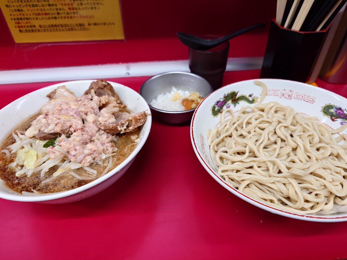 saouhiro's tweet photo. 藤沢
二郎
つけ麺　麺少なめ　豚一枚追加
味噌玉ねぎ
味噌玉ねぎ美味いが普通のラーメンの時のほうが合うかな。 https://t.co/Yy6FIWpdrW