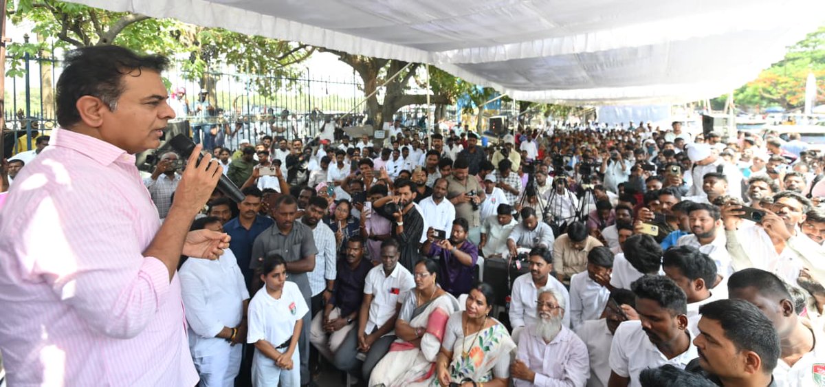 BRSparty's tweet photo. కాంగ్రెస్‌ను బొంద పెట్టడానికి ప్రజలు సిద్ధంగా ఉన్నారు 

- ఇందిరా పార్కు వద్ద జరిగిన ఎస్సీ, ఎస్టీ, బీసీ, మైనార్టీ కాంట్రాక్టర్స్ అసోసియేషన్ (JAC) ఆధ్వర్యంలో ఏర్పాటు చేసిన  మహాధర్నాలో బీఆర్ఎస్ వర్కింగ్ ప్రెసిడెంట్ @KTRBRS 

♦️చిన్న కాంట్రాక్టర్లకి ఇచ్చిన నిధులు, టెండర్లపై శ్వేతపత్రం కోసం డిమాండ్

♦️చిన్న కాంట్రాక్టర్లను రోడ్లపైకి తెచ్చిన ఈ జీవో 17 రద్దయ్యే వరకు, బడుగు బలహీన వర్గాలకు కాంట్రాక్టులు దక్కే వరకు పోరాటం ఆపేది లేదని కేటీఆర్ స్పష్టం చేశారు.

♦️రేవంత్ రెడ్డి ఒక 'రెన్యూవల్ సీఎం' మాత్రమే

♦️2028లో మన ప్రభుత్వమే వస్తుంది - 50 వేల మందిని కాంట్రాక్టర్లుగా తీర్చిదిద్దుతాం

ఇందిరాపార్కు వద్ద ఎస్సీ, ఎస్టీ, బీసీ, మైనార్టీ కాంట్రాక్టర్స్ అసోసియేషన్ (JAC) ఆధ్వర్యంలో ఏర్పాటు చేసిన మహాధర్నాలో బీఆర్ఎస్ వర్కింగ్ ప్రెసిడెంట్ కేటీఆర్ ముఖ్య అతిథిగా పాల్గొన్నారు. ఈ సందర్భంగా ఆయన కాంగ్రెస్ ప్రభుత్వంపై, ముఖ్యమంత్రి రేవంత్ రెడ్డిపై తీవ్రస్థాయిలో విమర్శలు గుప్పించారు. ఎన్నికలకు ముందు 13 డిక్లరేషన్లు, 6 గ్యారంటీలు, 420 హామీలతో మాయమాటలు చెప్పి గద్దెనెక్కిన కాంగ్రెస్.. అధికారం లోకి వచ్చాక అన్ని వర్గాలను నట్టేట ముంచిందని ధ్వజమెత్తారు.

కాంట్రాక్టుల్లో రిజర్వేషన్లు ఇస్తామని దగా చేసిన కాంగ్రెస్

ఎన్నికల ముందు చేవెళ్ల, కామారెడ్డి డిక్లరేషన్ల పేరుతో ప్రభుత్వ కాంట్రాక్టులలో ఎస్సీలకు 18 శాతం, ఎస్టీలకు 12 శాతం, బీసీలకు 42 శాతం (మొత్తం 72 శాతం) రిజర్వేషన్లు ఇస్తామని నమ్మబలికారని కేటీఆర్ గుర్తు చేశారు. కానీ అధికారం లోకి వచ్చాక 72 శాతం కాదు గదా, 72 పైసలు కూడా ఈ వర్గాలకు ఇవ్వకుండా అడ్డగోలు జీవోలను తెచ్చారని మండిపడ్డారు. చివరికి గురుకుల పాఠశాలల్లో స్థానిక చిన్న కాంట్రాక్టర్లు సరఫరా చేసే కూరగాయలు, చికెన్, పాలు, బ్రెడ్ వంటి వాటిని కూడా దక్కకుండా చేస్తూ 'జీవో నెం.17' (GO 17) తీసుకువచ్చి, ఆ టెండర్లను పెద్ద కార్పొరేట్ సంస్థలకు కట్టబెట్టేందుకు కుట్ర చేస్తున్నారని ఆరోపించారు. చిన్న కాంట్రాక్టర్లను రోడ్లపైకి తెచ్చిన ఈ జీవో 17 రద్దయ్యే వరకు, బడుగు బలహీన వర్గాలకు కాంట్రాక్టులు దక్కే వరకు పోరాటం ఆపేది లేదని కేటీఆర్ స్పష్టం చేశారు.

చిన్న కాంట్రాక్టర్లకి ఇచ్చిన నిధులు, టెండర్లపై శ్వేతపత్రం కోసం డిమాండ్

ఇవాళ రాష్ట్రంలో కాంట్రాక్టులు కేవలం ఇద్దరికే దక్కుతున్నాయని, రేవంత్ రెడ్డి బామ్మర్దికి, మంత్రి పొంగులేటి శ్రీనివాస్ రెడ్డి కొడుకుకే అన్ని కాంట్రాక్టులు ఇస్తున్నారని కేటీఆర్ ఆరోపించారు. సొంత నియోజకవర్గం కొడంగల్ - నారాయణ పేట ఎత్తిపోతల పథకానికి సంబంధించిన రూ.4 వేల కోట్ల కాంట్రాక్టును తన అనుయాయులకే ఇచ్చుకున్నారని విమర్శించారు. కాంగ్రెస్ పాలనలో కేవలం వాళ్ల బంధువులకే కాకుండా, బీజేపీ ఎంపీ సీఎం రమేష్‌కు రూ.1300 కోట్ల కాంట్రాక్టులు ఇస్తున్నారని సంచలన వ్యాఖ్యలు చేశారు. రేవంత్ రెడ్డి ఇప్పటివరకు రూ.4 లక్షల కోట్ల అప్పు చేశారని, అందులో రూ.4 అయినా ఎస్సీ, ఎస్టీ, బీసీ కాంట్రాక్టర్లకు ఇచ్చారా అని ప్రశ్నించారు. చిన్న కాంట్రాక్టర్లకు విడుదల చేసిన నిధులు మరియు చేసిన అప్పులపై శ్వేతపత్రం విడుదల చేసే దమ్ము రేవంత్ సర్కార్‌కు ఉందా అని కేటీఆర్ డిమాండ్ చేశారు.

రేవంత్ రెడ్డి ఒక 'రెన్యూవల్ సీఎం' మాత్రమే

ముఖ్యమంత్రి రేవంత్ రెడ్డి పేమెంట్ కోటాలో గద్దెనెక్కారని, ఆయన ఒక రెగ్యులర్ సీఎం కాదని, కేవలం 'రెన్యూవల్ సీఎం' (Renewal CM) అని కేటీఆర్ ఎద్దేవా చేశారు. ఢిల్లీ కాంగ్రెస్ హైకమాండ్‌కు నెలనెలా కప్పం (డబ్బులు) పంపి తన కుర్చీని కాపాడుకుంటున్నారని, ఢిల్లీకి బ్యాగులు మోసుకుంటూ పోయినన్ని రోజులు మాత్రమే ఆయన ఉద్యోగం ఉంటుందని వ్యాఖ్యానించారు. తెలంగాణా బడుగుల‌కు తీవ్ర అన్యాయం జరుగుతున్నా ఢిల్లీ హైకమాండ్ మౌనంగా ఉండటానికి ఇదే కారణమన్నారు. ఈ ద్రోహానికి రేవంత్ రెడ్డితో పాటు రాహుల్ గాంధీని, మల్లికార్జున ఖర్గేని కూడా నిలదీయాలని పిలుపునిచ్చారు.

కేసీఆర్ హయాంలో సంపద సృష్టి - అద్భుత ప్రగతి

గత బీఆర్ఎస్ ప్రభుత్వంలో కేసీఆర్ గారు 'సంపద సృష్టించాలి-పేదలకు పంచాలి' అనే దృక్పథంతో పనిచేశారన్నారు. నాడు చిన్న చిన్న కాంట్రాక్టర్లను ఆదుకుని గౌరవంగా నిలబెట్టారని గుర్తు చేశారు. కేసీఆర్ అప్పులు చేసి 1000కి పైగా గురుకులాలు కట్టించి, 6.50 లక్షల మంది బడుగు విద్యార్థులకు ఒక్కొక్కరిపై రూ.1.20 లక్షల నుండి రూ.1.25 లక్షల వరకు ఖర్చు పెట్టి కార్పొరేట్ స్థాయి ఉచిత విద్య, బూట్లు, బట్టలు, నాణ్యమైన భోజనం అందించారని పేర్కొన్నారు. అప్పులతోనే కాళేశ్వరం ప్రాజెక్టు కట్టారని, జిల్లాకో మెడికల్ కాలేజీ, నర్సింగ్ కాలేజీ తెచ్చారని, 24 గంటల కరెంట్, కేసీఆర్ కిట్, 15 లక్షల మంది ఆడబిడ్డలకు మేనమామ కట్నంగా కల్యాణలక్ష్మి కింద ఆర్థిక సాయం అందించారని తెలిపారు. రైతులకు రూ.72 వేల కోట్ల రైతుబంధు సాయాన్ని నేరుగా ఖాతాల్లో వేశారని గుర్తు చేశారు. ముఖం బాగాలేక అద్దం పగులగొట్టుకున్న చందంగా.. తాము చేతగాక కేసీఆర్ అప్పులు చేశాడని రేవంత్ రెడ్డి అవాకులు చవాకులు పేలుతున్నాడని మండిపడ్డారు. హద్దుమీరి మాట్లాడితే ఊరుకునేది లేదని, "తెలంగాణ తెచ్చిన మగోడు, మొనగాడు కేసీఆర్" అని కేటీఆర్ గర్వంగా ప్రకటించారు.

2028లో మన ప్రభుత్వమే వస్తుంది - 50 వేల మందిని కాంట్రాక్టర్లుగా తీర్చిదిద్దుతాం

రాష్ట్రంలో మక్కలు, వడ్లు కొనుగోలు కాక రైతులు తీవ్ర ఆగ్రహంతో ఉన్నారని, ఇవాళ ఏ ఒక్క ఊరికైనా కాంగ్రెస్ వాళ్లు వెళ్లే ధైర్యం ఉందా అని కేటీఆర్ ప్రశ్నించారు. ఎలక్షన్లు ఎప్పుడు వస్తాయా, ఈ కాంగ్రెస్ ప్రభుత్వానికి కర్రుకాల్చి వాతపెట్టి, బొంద పెట్టాలని ప్రజలు ఎదురుచూస్తున్నారని పేర్కొన్నారు. మైనర్ బాలికకు అన్యాయం జరిగితే ఆర్ఎస్ ప్రవీణ్ కుమార్ గారు వదిలిపెట్టకుండా ఎట్లా పోరాడారో, బడుగుల సమస్యలపై కూడా అలాగే పోరాడతామన్నారు. బడుగు వర్గాల సమస్యలపై అధికారులకు, మంత్రులకు వినతిపత్రాలు ఇవ్వాలని, ఒకవేళ వాళ్ళు వినకపోతే భవిష్యత్తులో జంతర్ మంతర్ లేదా ఢిల్లీ వేదికగానైనా పోరాడుతామన్నారు. 2028లో తప్పకుండా మళ్లీ బీఆర్ఎస్ ప్రభుత్వమే వస్తుందని, నాడు 10 వేల మంది కాదు, దాదాపు 50 వేల మంది బడుగు, బలహీన వర్గాల యువకులను కాంట్రాక్టర్లుగా తీర్చిదిద్దే బాధ్యతను కేసీఆర్ గారు తీసుకుంటారని కేటీఆర్ అభయమిచ్చారు.