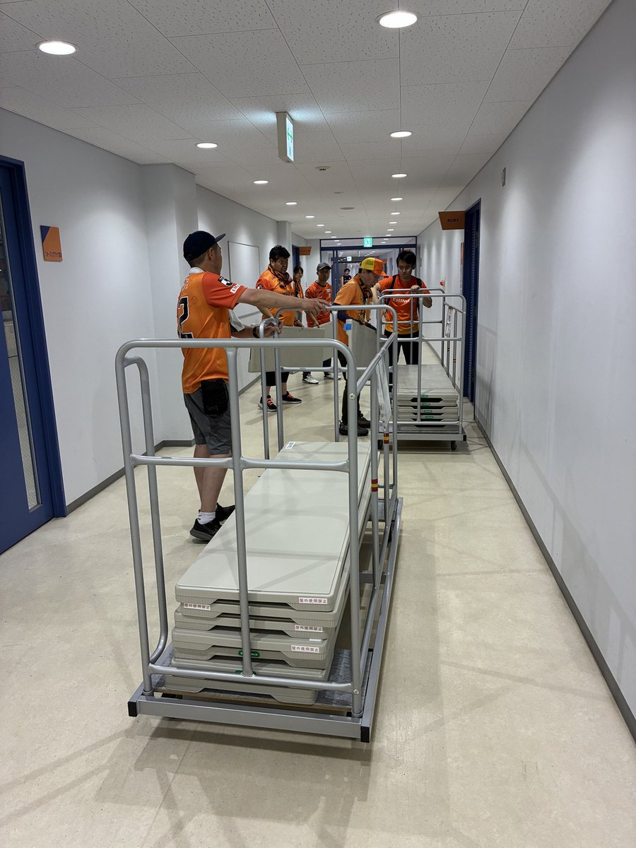 FORZA_EHIME's tweet photo. 熊本戦お疲れさまでした。
撤収ボランティアにご協力頂いたサポーターの皆さん、ありがとうございました。#ehimefc https://t.co/sHsbSE6gKl