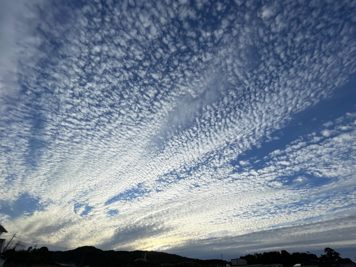 matihanak's tweet photo. 今日の空

１８時頃　いつまでも見ていられる　なんという自然の美しさ

＃今日の空
＃空
＃雲 https://t.co/6D4RLjLnyP