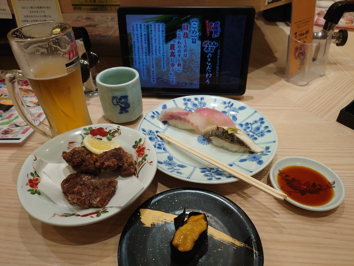 Gintaaro's tweet photo. 本日もがってん寿司
カウンター席で隣と一つ間隔空けてくれるのが良い
ツメツメで座らされたらファンシー感なくなっちゃうもんね
ネタのねっとり感増してる？？
早く彼女作ってねっとりしたい（白目 https://t.co/vTNV7bqWDa