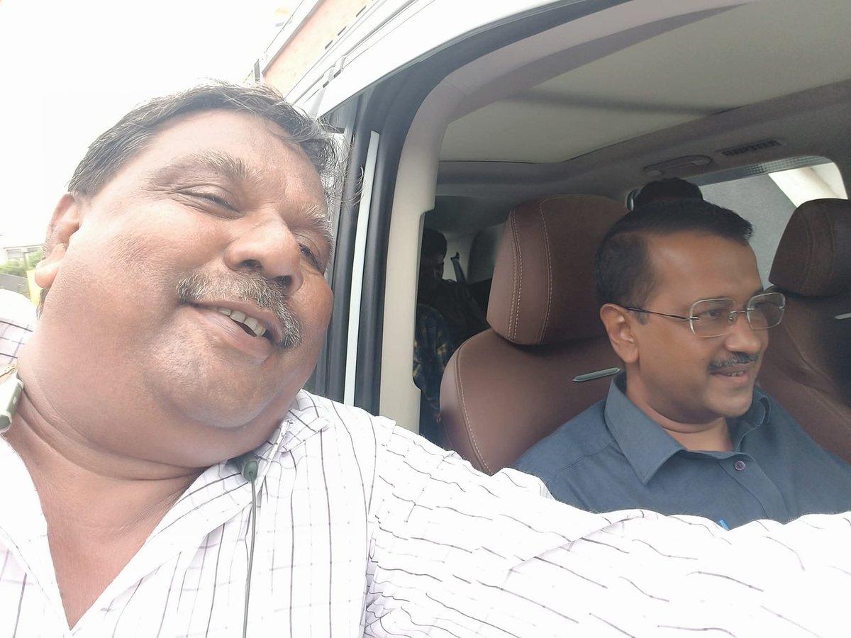 jpsin1's tweet photo. कुछ दिन पहले केजरीवाल और उनके गैंग के लोग हल्ला कर रहे थे कि गुजरात IB से हमारे कार्यकर्त���ओं और नेताओं को फोन जा रहा है

 पुलिस ने जांच किया और आम आदमी पार्टी के दो कार्यकर्ताओं को गिरफ्तार किया गया 

और उन दोनों कार्यकर्ताओं ने खुलासा किया कि हमको ऊपर से ही आदेश आया था कि तुमको IB अधिकारी बनकर हमारे नेताओं को फोन करना है 

भाई एक चीज तो है केजरीवाल कभी नौटंकी की कमी नहीं होने देगा

😂😂😂😂😂