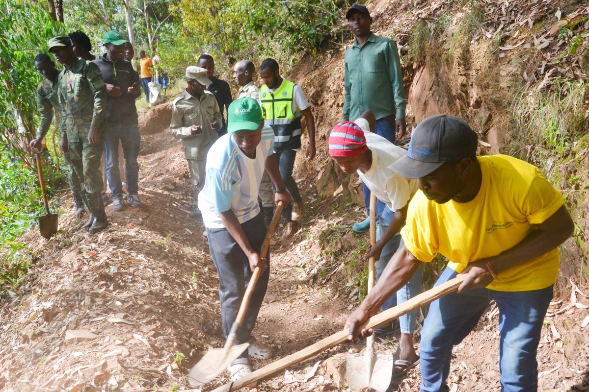 ohdotokenfnd's tweet photo. Umuganda Rusange usoza ukwezi kwa Gicurasi ku rwego rw’Akarere ka Nyarugenge wabereye mu Murenge wa Nyakabanda. Habayeho gusibura imirwanyasuri ku musozi wa Mount Kigali, gutunganya inzira z’amazi, gukuraho ibihuru, gukusanya imyanda no gukora isuku mu mihanda y’imigenderano. https://t.co/bEoFhY5YMt