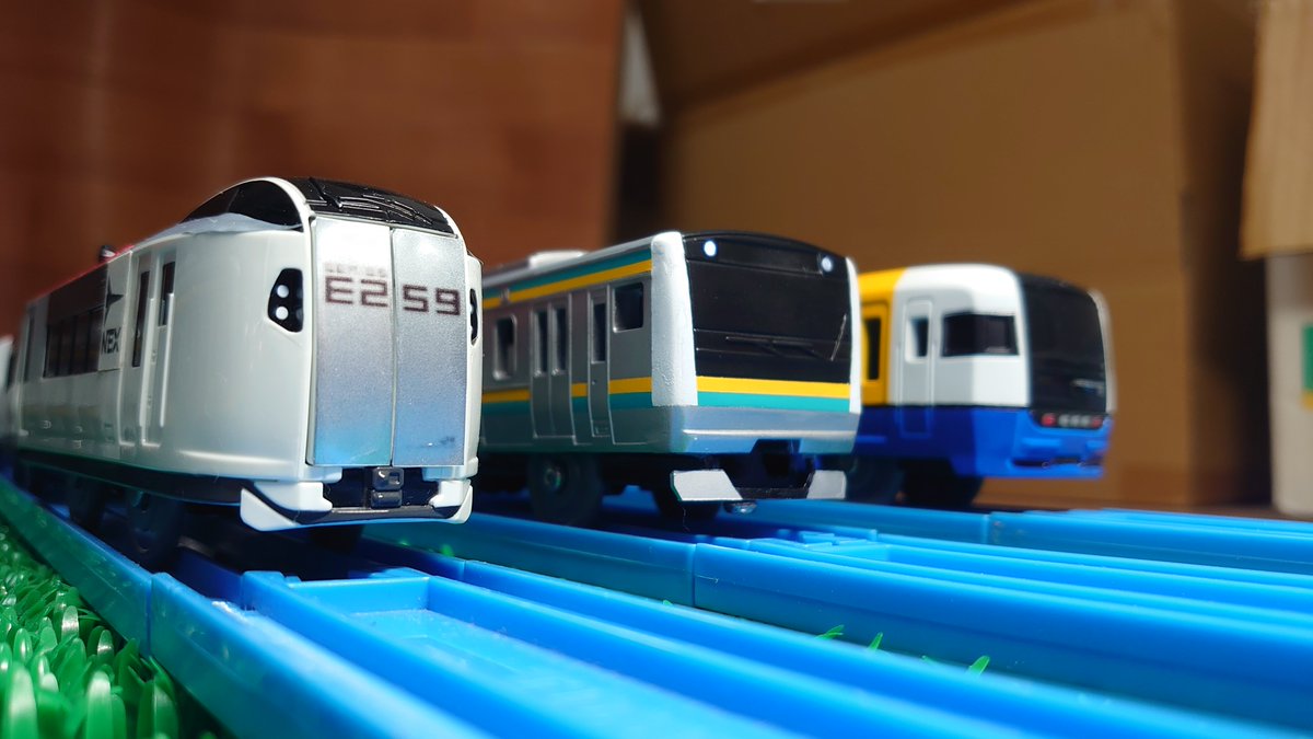 Murakami1780's tweet photo. 【新作】
改造プラレール E233系 房総色

今まで233系は作ったことがなかったので房総地区を代表する車両として作成しました。

作成方法はYouTubeからご覧下さい。
https://t.co/lotoYhGPD4

#改造プラレール #E233系 #総武本線 https://t.co/92TgYVShP2
