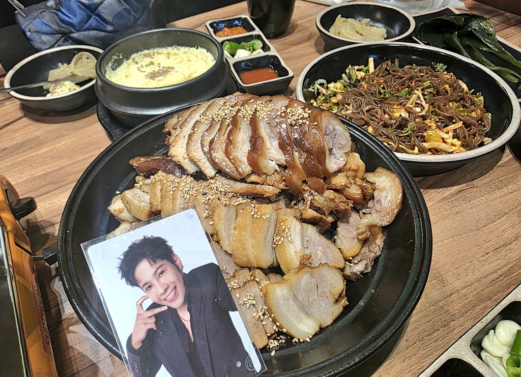 umhimada's tweet photo. 그동안 먹은 것들 6

된장전골 / 보쌈+족발+쟁반국수 / 순대국 / 곰탕

#SingtoPrachaya https://t.co/8SYvln8xFO