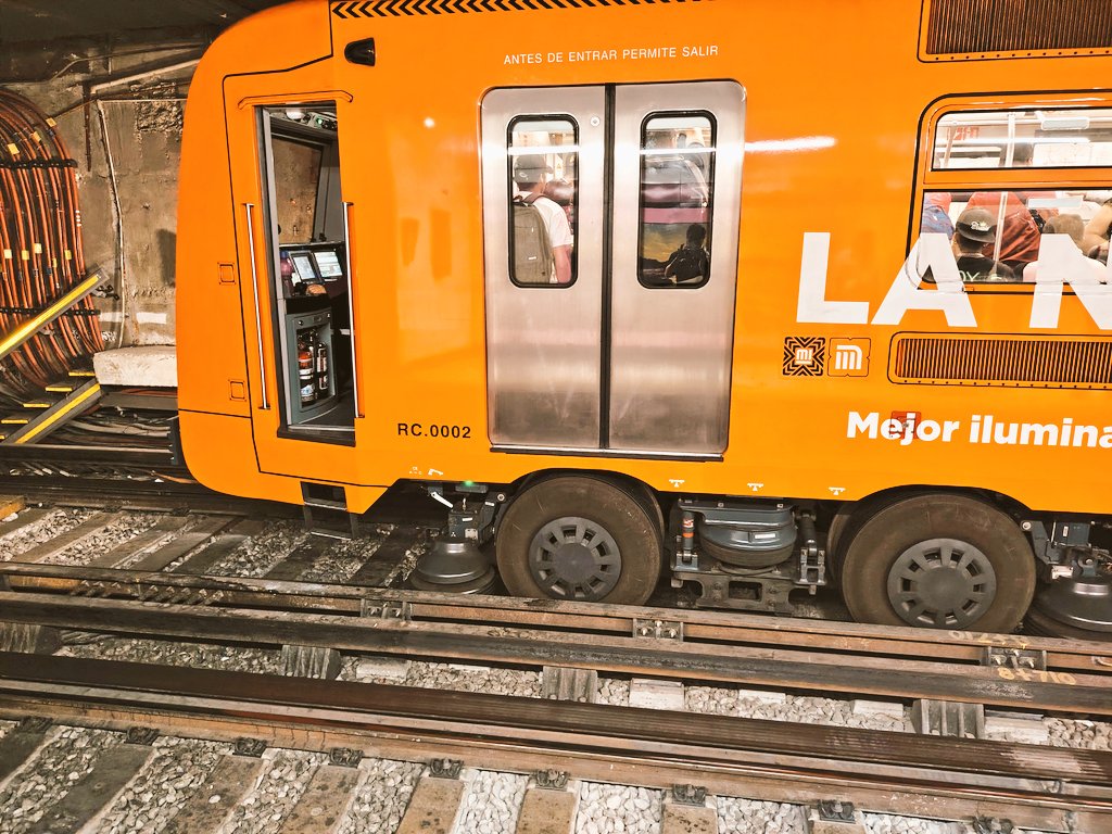 Albafik2's tweet photo. @MetroCDMX a carajo el ajo... No sabía que los conductores del metro si podían tirar basura o chicles en la vías 
#linea1 #clarabrugada https://t.co/FwNy9JuF0d