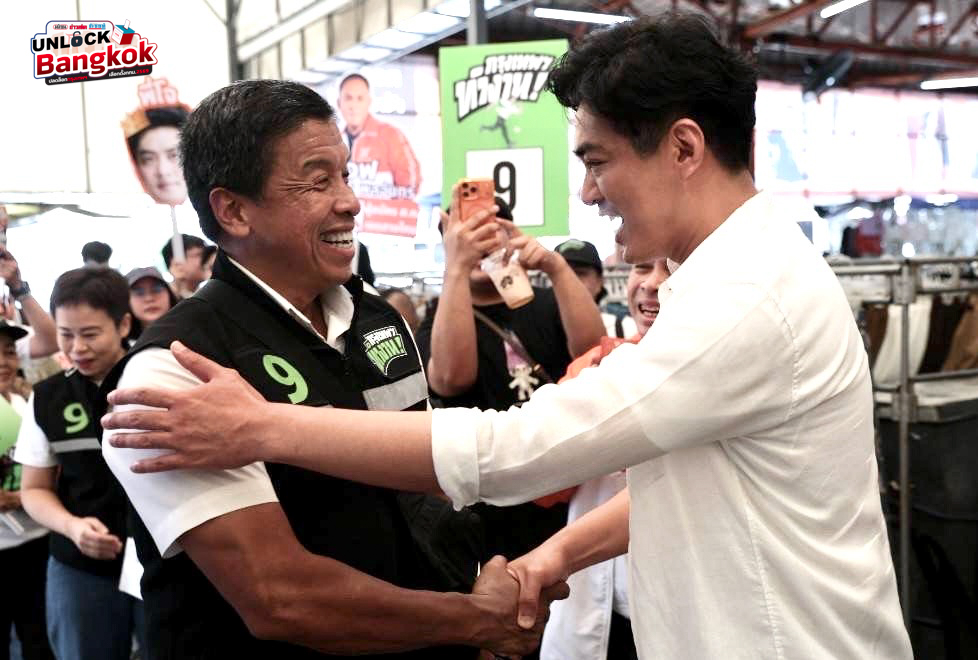 MatichonTV's tweet photo. พบกันที่สายไหม "ชัยวัฒน์-ชัชชาติ" ลงพื้นที่หาเสียงเลือกตั้งผู้ว่า จับมือตบไหล่ให้กำลังใจกัน

#MatichonTV #ThePolitics #ผู้ว่ากรุงเทพ #ผู้ว่ากทม #ชัชชาติ #ชัยวัฒน์ https://t.co/c3cgK0ipbn