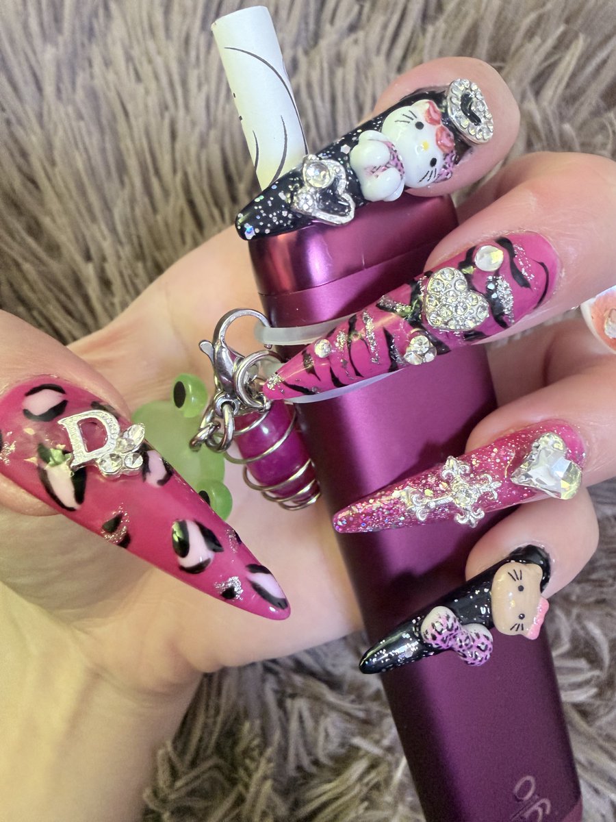 Cecil_Azurea's tweet photo. 3月👉5月👉6月💅💅✨
はい、夏始まった🌞🌴🌺✨ https://t.co/W8aGBBpKdw