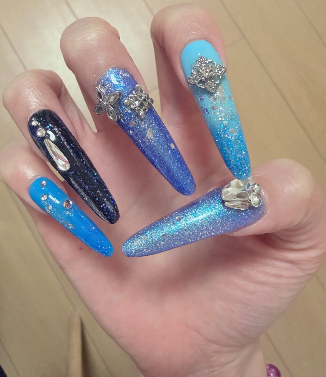 Cecil_Azurea's tweet photo. 3月👉5月👉6月💅💅✨
はい、夏始まった🌞🌴🌺✨ https://t.co/W8aGBBpKdw