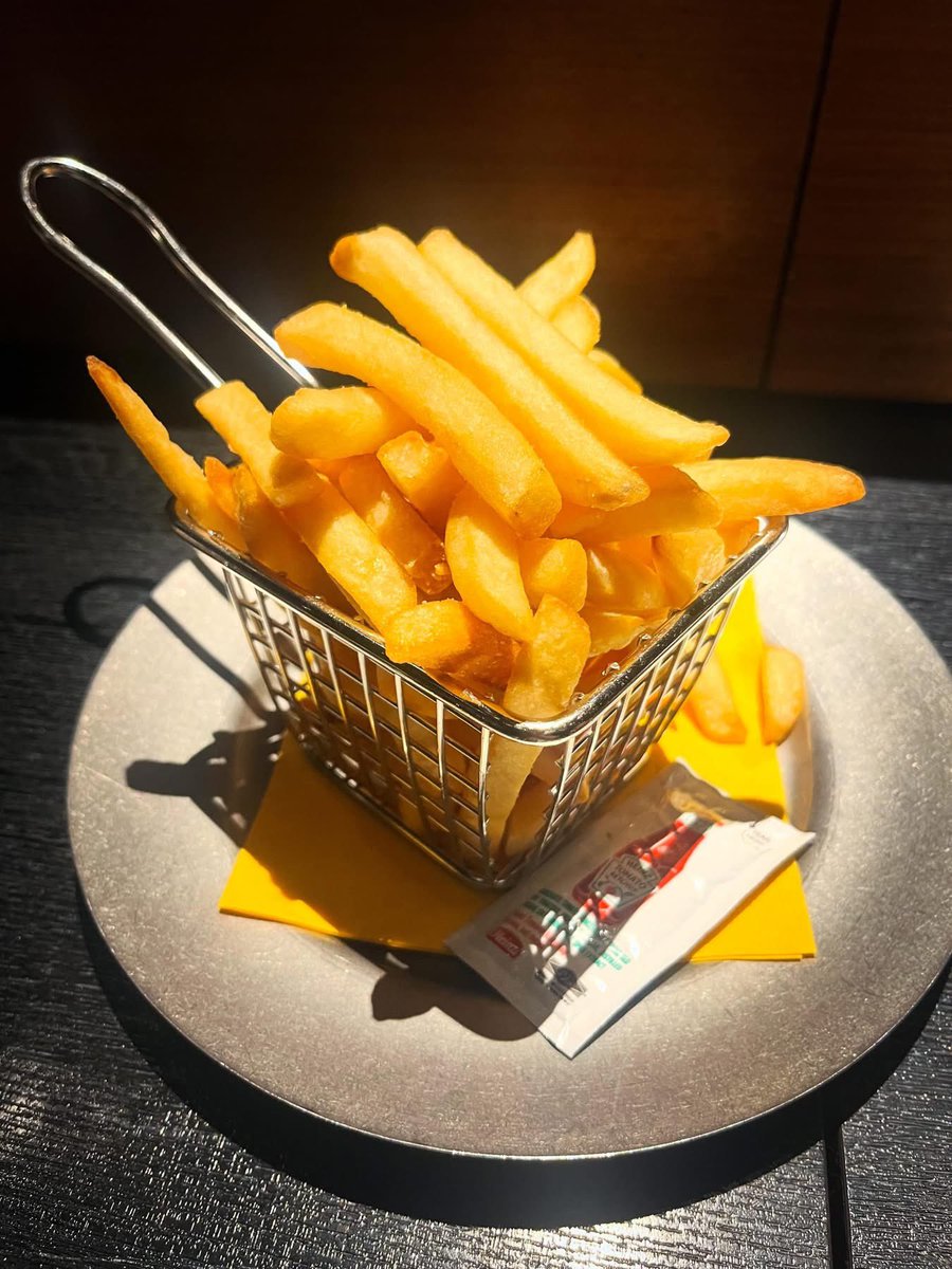 Missieeeee's tweet photo. 今回は数人で行ったので、いろんなフード食べられてラッキー。山椒の効いた唐揚げやチーズたっぷりのマルゲリータ、ガーリック風味の小エビのオイル煮など栄誉補給もバッチリでしたよ。 https://t.co/2MwymNyjIb