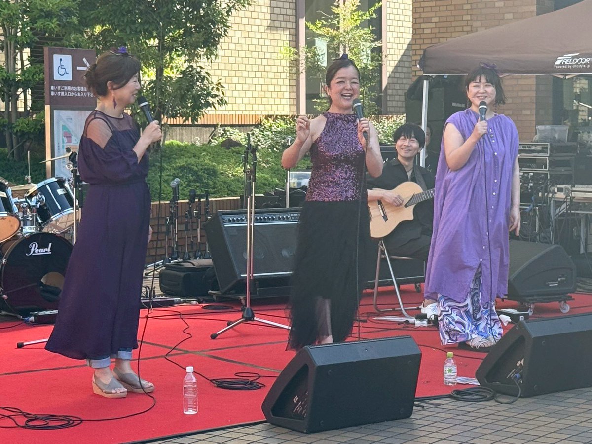 ocharin_mock's tweet photo. 3時のあやつタイムに聞こえる3人のボーカルとギターのサウンドは実に心地良い音楽です♪

Tres Voquenas素敵でした♪ https://t.co/uLoWOxlxP4
