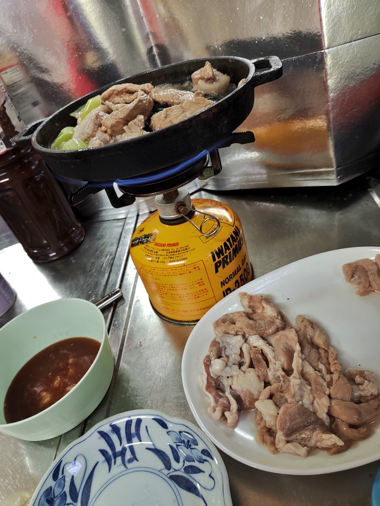 kei61's tweet photo. 久々の🧟‍♀️ #ゾンビ肉 焼肉🥓！！
💧酸性pH 2.7→アルカリpH 10→
で良く🚰洗ったので大分弱体化(中和)出来たとは思いますが!?🧫🧪
ヨーグルト見たいな味と香りは
しますねw後は #腸内フローラ  
さん頑張って😆ww
#1人焼肉 #ランチ #実験
#発酵食品 #保存食 https://t.co/Txd0ex6Rny