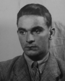 Greg_Slizewski's tweet photo. 30 V 1940 r. Józef Kędziora z klucza broniącego Rennes opuścił kwaterę podoficerów, która była w stajni i zasnął na terenie lotniska. Kołujący  francuski bombowiec najechał na lotnika. Ciężko rannego pilota przewieziono do szpitala, gdzie zmarł 31 V. Kędziora we IX'39 w 114 EM. https://t.co/3l8MSaivnu