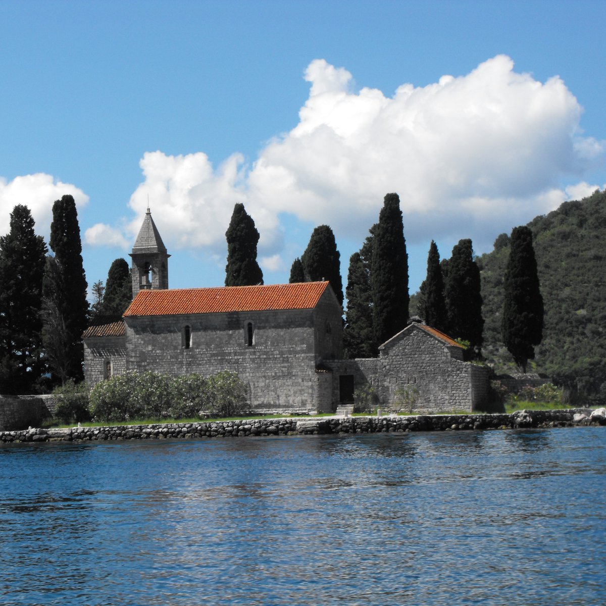 MachuraJerzy's tweet photo. @ADS69635721 #Montenegro
Wyspa św. Jerzego (Sveti Ðorde) , która zainspirowała Arnolda Böcklina do namalowania "Wyspy umarłych" 🎨 😲 🤔
#travelphotography #NaturePhotography #Balkans #BokaKotorska #Adriatyk #paiting
📷/my/ 🇲🇪 https://t.co/vALeBl6HmP