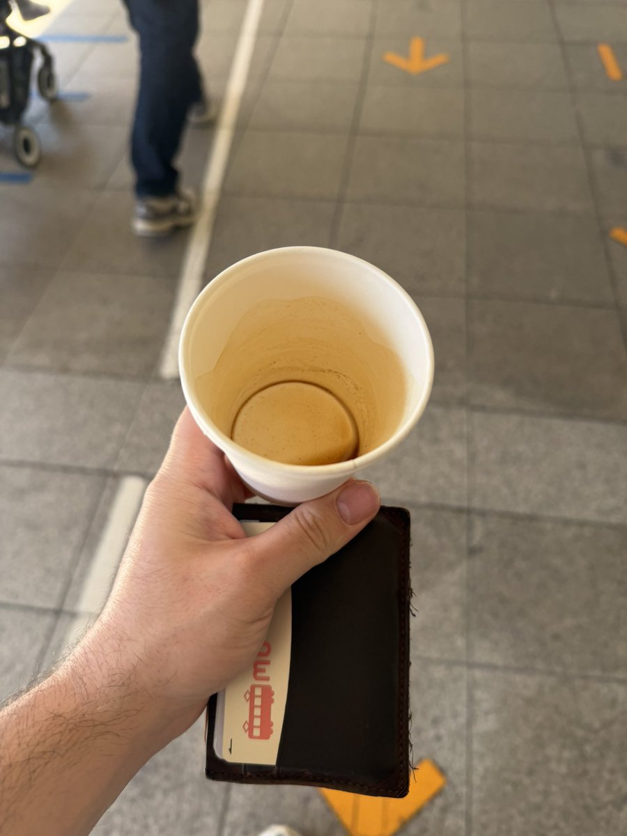 DereliEmn's tweet photo. Bu bardak benimle İstanbul’a kadar gelecek. Neden?
Çünkü Japonya’da çöp kutusu bulmak, bazen bardağı Türkiye’ye götürmekten daha zor. https://t.co/Z6ie46Pw9I