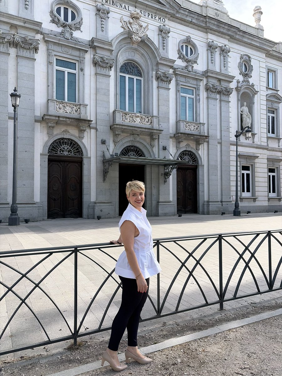 Amparo_S_L's tweet photo. Hoy hace 25 años que aprobé la oposición a judicatura, una fecha muy importante para mi.
Mis bodas de plata con la Administración.

Esfuerzo, sacrificio y renuncia por una carrera que vale la pena aunque nos la tiren por el suelo y la pisoteen. https://t.co/WQ1eWloYmZ