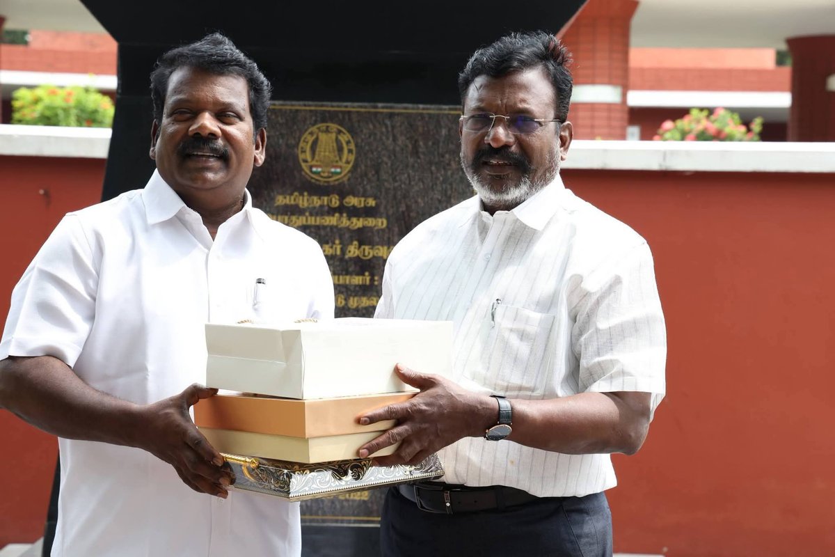 TN_politics_04's tweet photo. தமிழ்நாடு காங்கிரஸ் கட்சியின் தலைவர்  செல்வப் பெருந்தகை அவர்கள் எழுச்சித் தமிழர் அவர்களை சந்தித்து மகள் திருமண அழைப்பிதழை வழங்கினார் 💫✨ https://t.co/zT91lDDzxQ