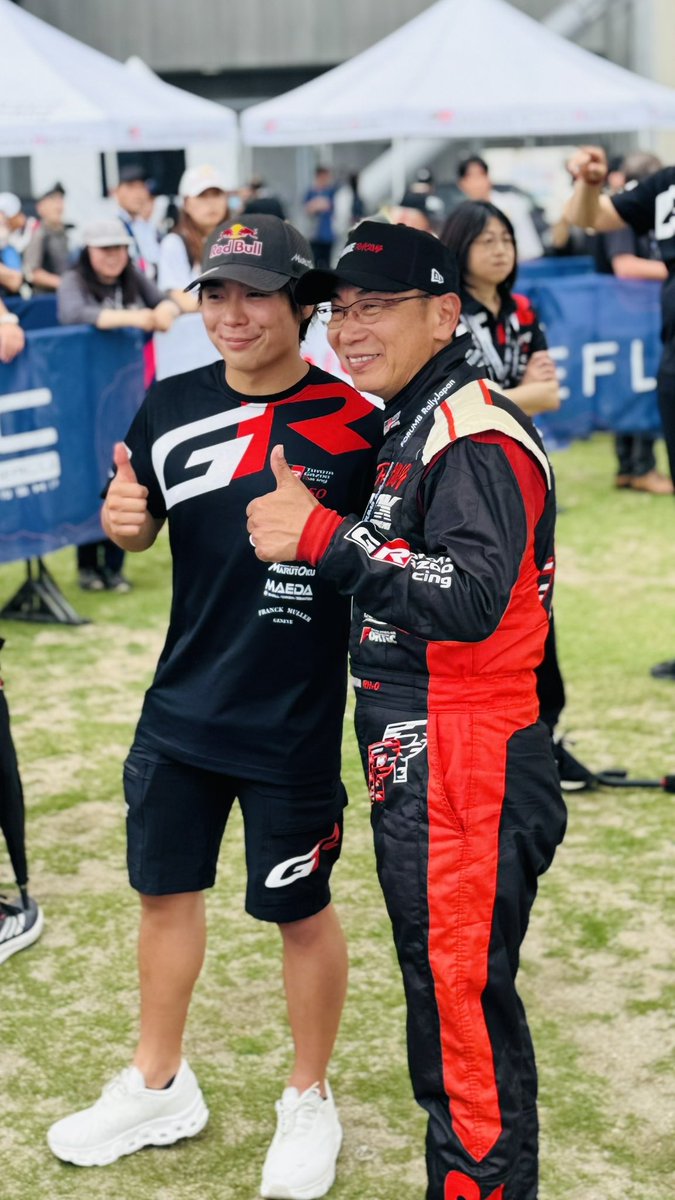 CultureVia's tweet photo. #ラリージャパン🇯🇵

豊田スタジアムで注目を集めていたのは、
母国初優勝を目指す #勝田貴元 選手！
そして名駅ぴよりんショップを賑わせているのが…
赤と黒のGRラリーぴよりん！！！

今年のラリージャパン、人気を二分する主役です😃

#トヨタイムズで使���ていいよ #澤田修
#zipfm #crvt778 https://t.co/6VpJKcf7QR