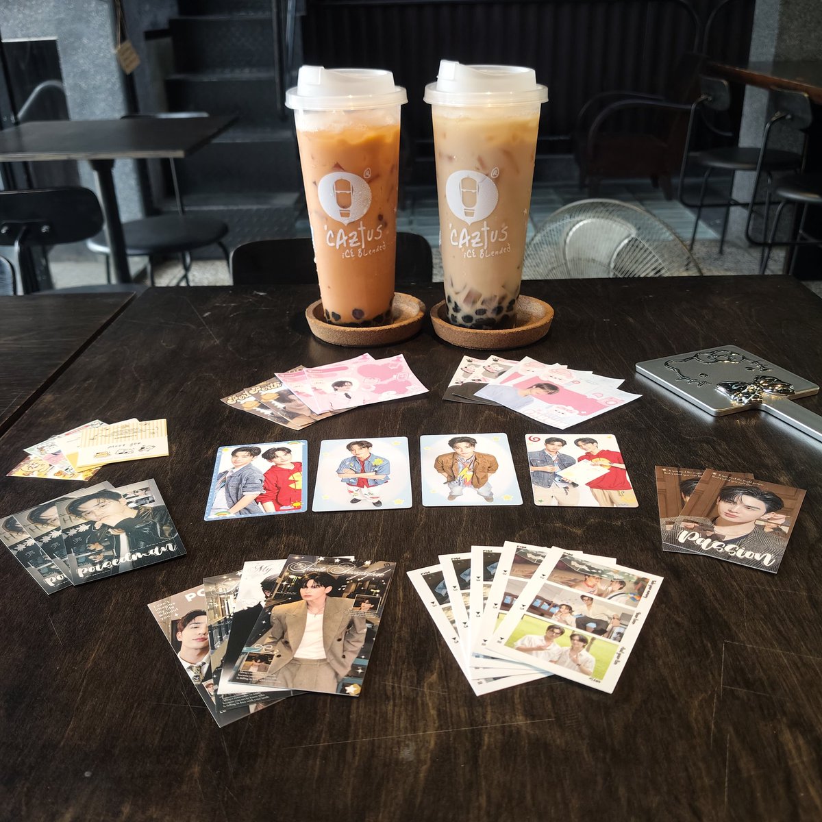 book_bup's tweet photo. Nay ra cà phê với bạn sẵn mang card cổ tặng đi chụp trả ảnh chỉn chu hơn tí. Card thì đẹp mà được cái view hơi lỏ. @yufangpt2 

Card first ep được tặng, tự mua thì ê hề mà card final hoài chưa thấy seller giao. https://t.co/HvewKJdogl