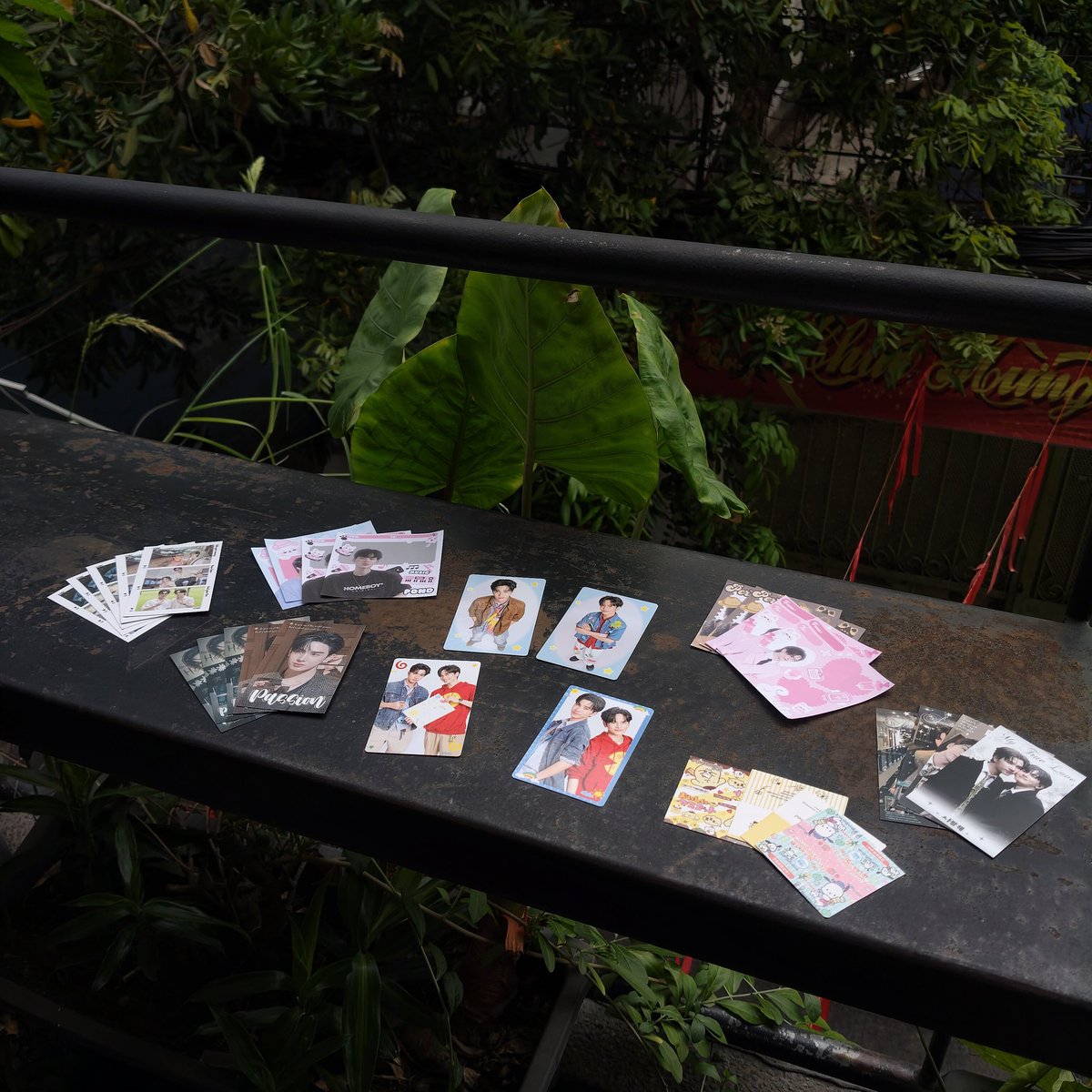 book_bup's tweet photo. Nay ra cà phê với bạn sẵn mang card cổ tặng đi chụp trả ảnh chỉn chu hơn tí. Card thì đẹp mà được cái view hơi lỏ. @yufangpt2 

Card first ep được tặng, tự mua thì ê hề mà card final hoài chưa thấy seller giao. https://t.co/HvewKJdogl