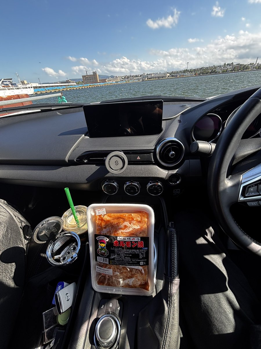 burikuev's tweet photo. 釣り客からお肉もらっちゃった…灼熱の車内でこれをどうしたら… これ岩手のホルモンやないかい！！ https://t.co/2bL55grX0k