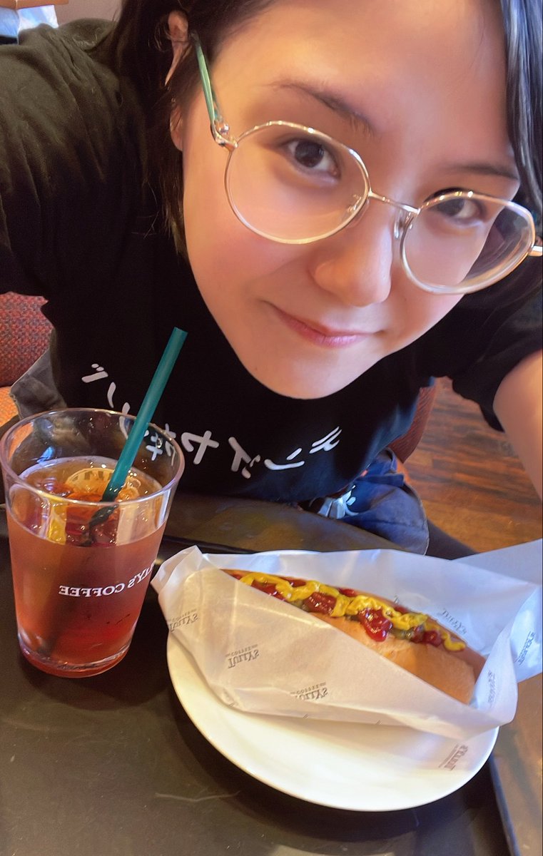 sl_sakura's tweet photo. 久しぶりのタリーズ❣️

水出しアイスティーのめちゃくちゃ香り高いのがこの暑さに染みるー！！🍹✨
パスタからホットドッグまで幅広く食べ物あってお腹と相談出来るのがめっちゃ助かる🍝🌭

いつもありがとうございます🙇🏻‍♀️⋱
(誰も映らないように撮ったら謎画角🤔💭)
#スター軍団通信 https://t.co/kqtWBK4u3f
